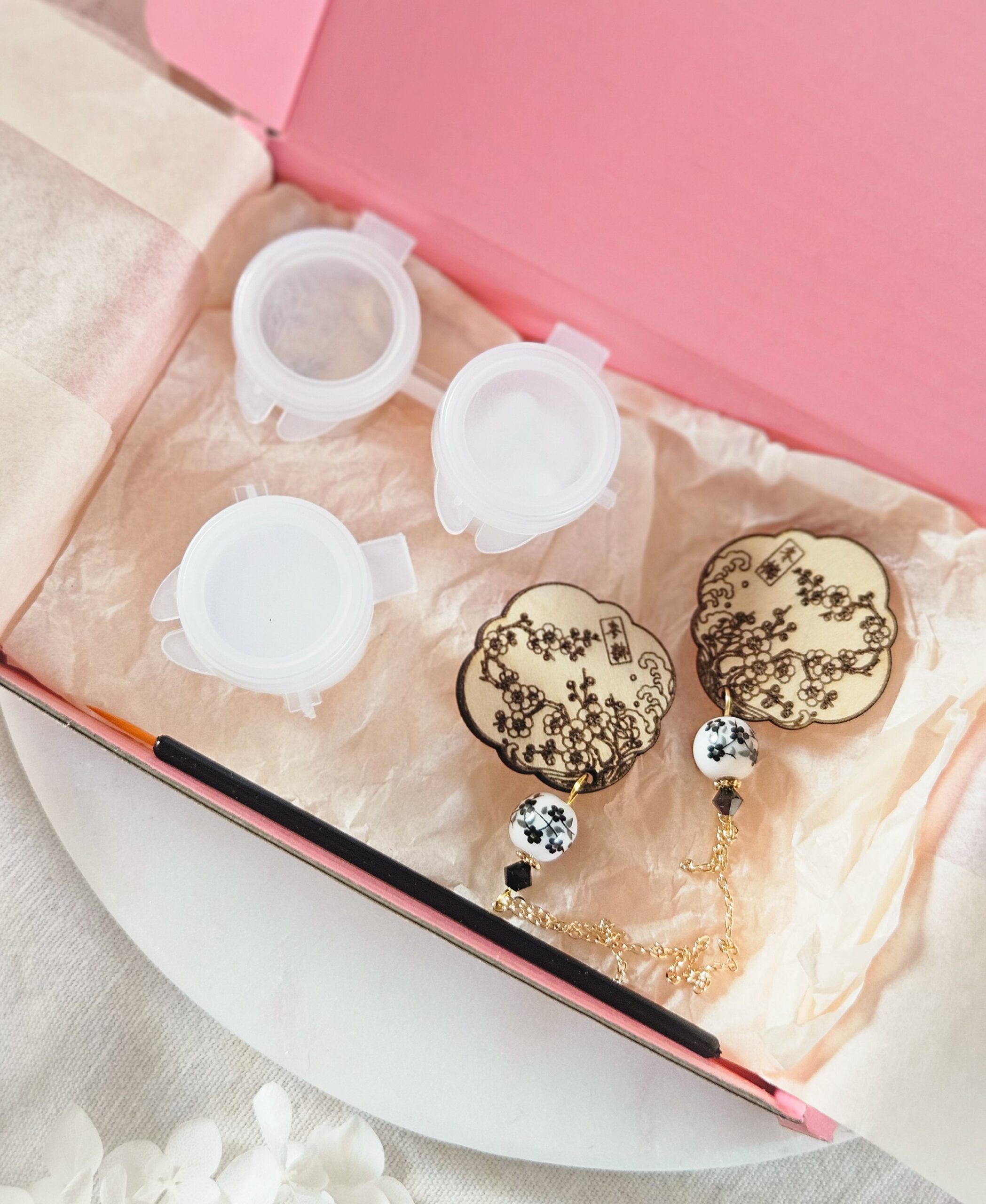 1000073235.jpg Coffret DIY — Boucles d’oreilles cerisiers en bois à peindre - coloris or et blanc – Image 9