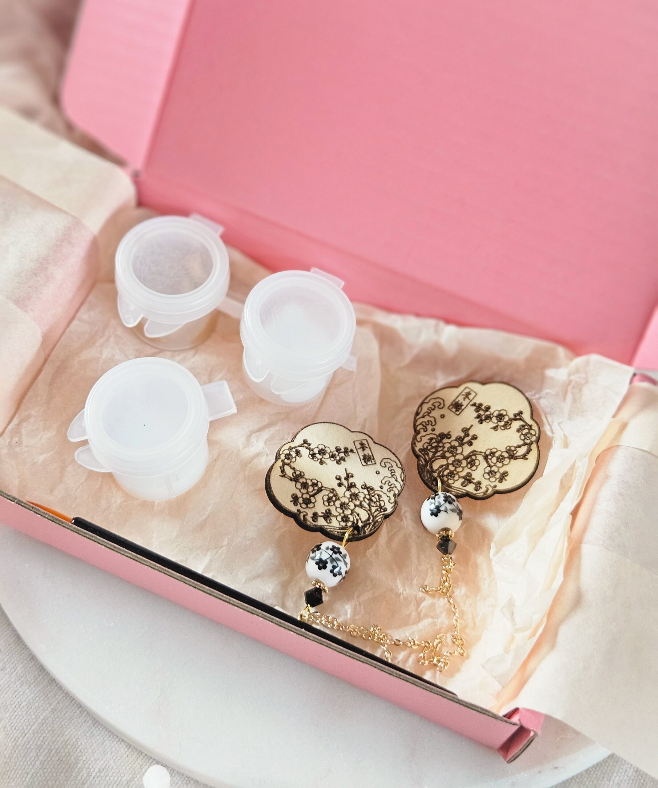 1000073237-1.jpg Coffret DIY — Boucles d’oreilles cerisiers en bois à peindre - coloris or et blanc – Image 17