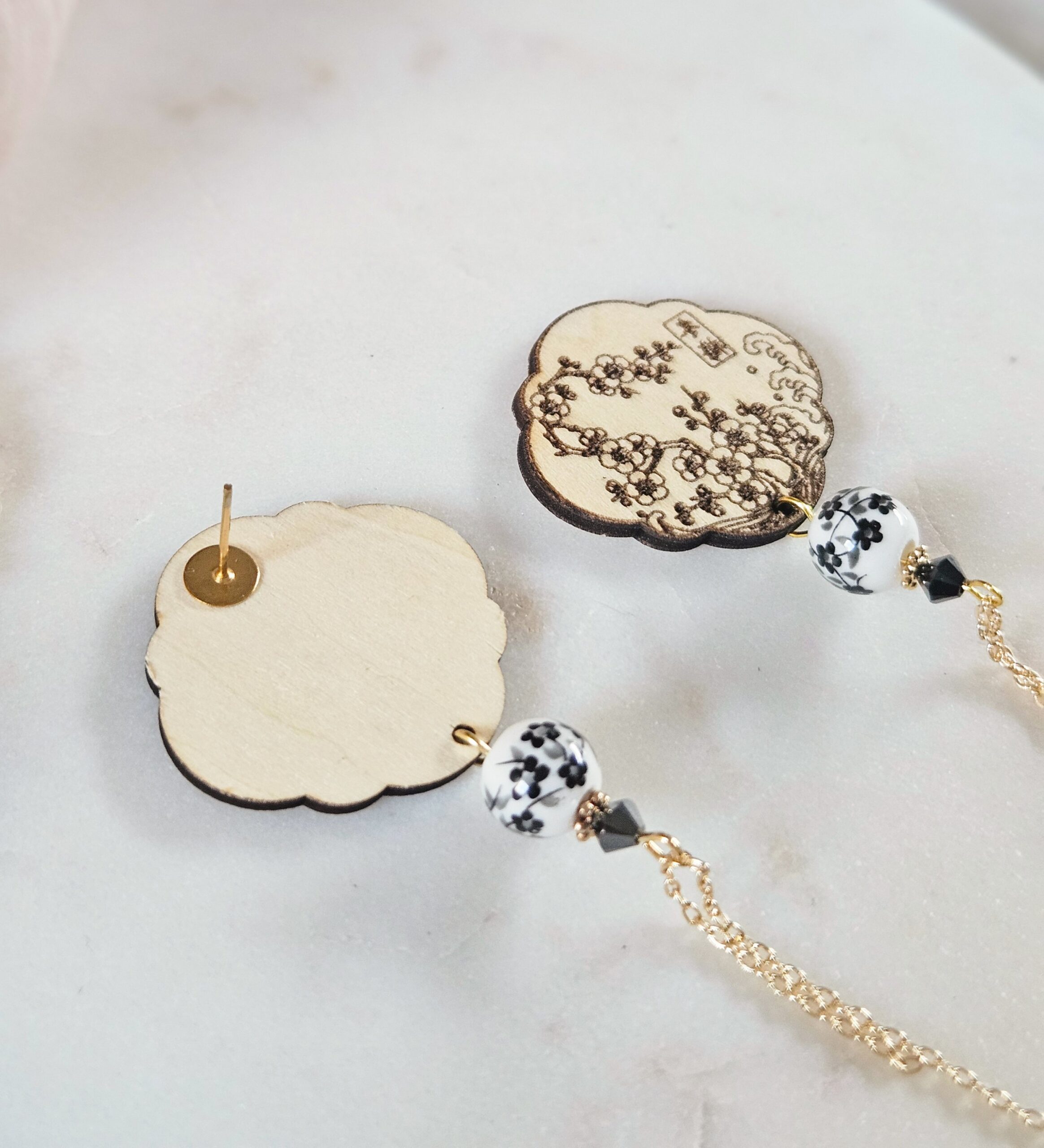 1000073239-1.jpg Coffret DIY — Boucles d’oreilles cerisiers en bois à peindre - coloris or et blanc – Image 7