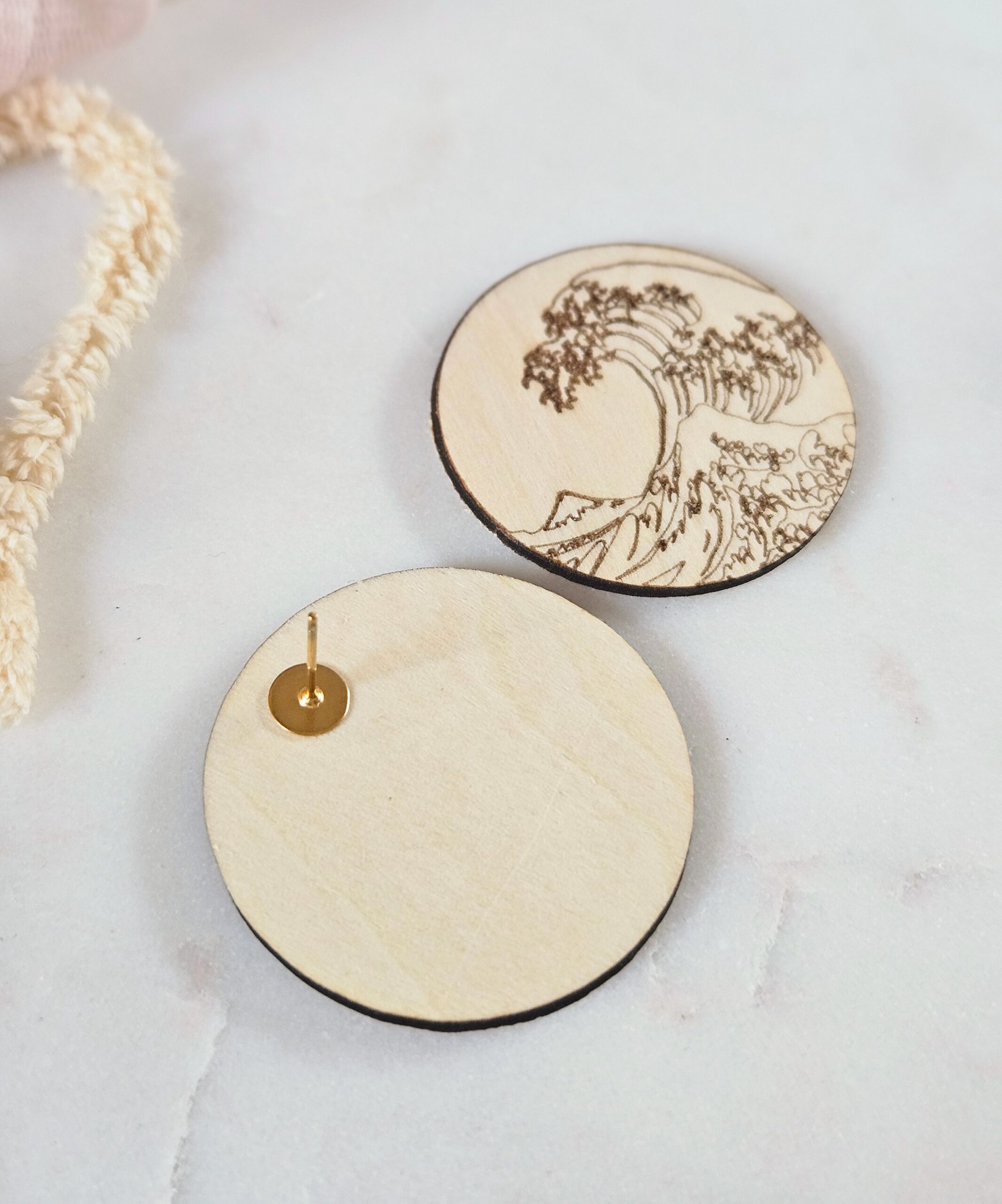 1000073241-1.jpg Coffret DIY — Boucles d’oreilles Vague de Hokusai en bois à peindre – Image 12