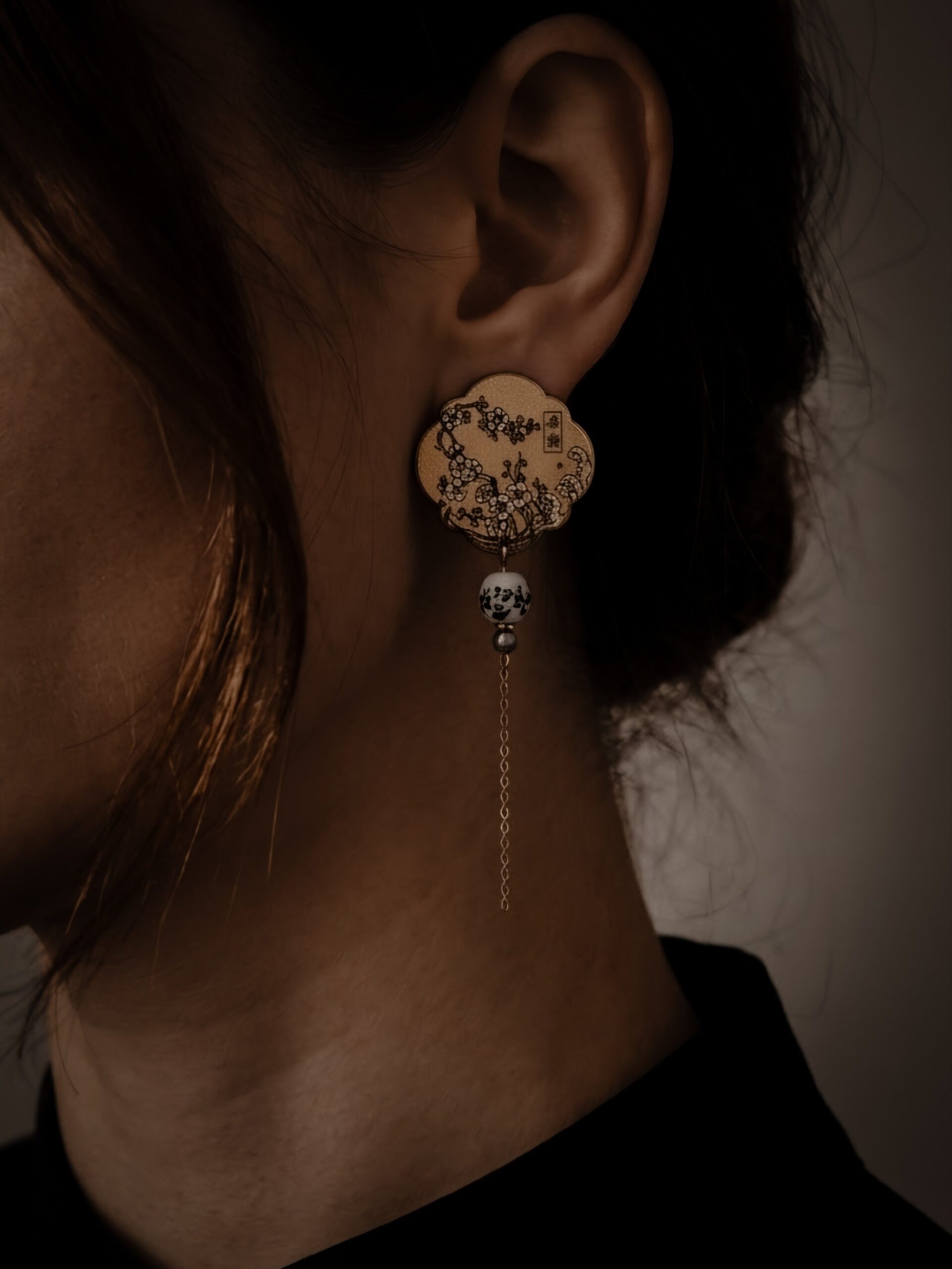 1000073256-1.jpg Coffret DIY — Boucles d’oreilles cerisiers en bois à peindre - coloris or et blanc – Image 4