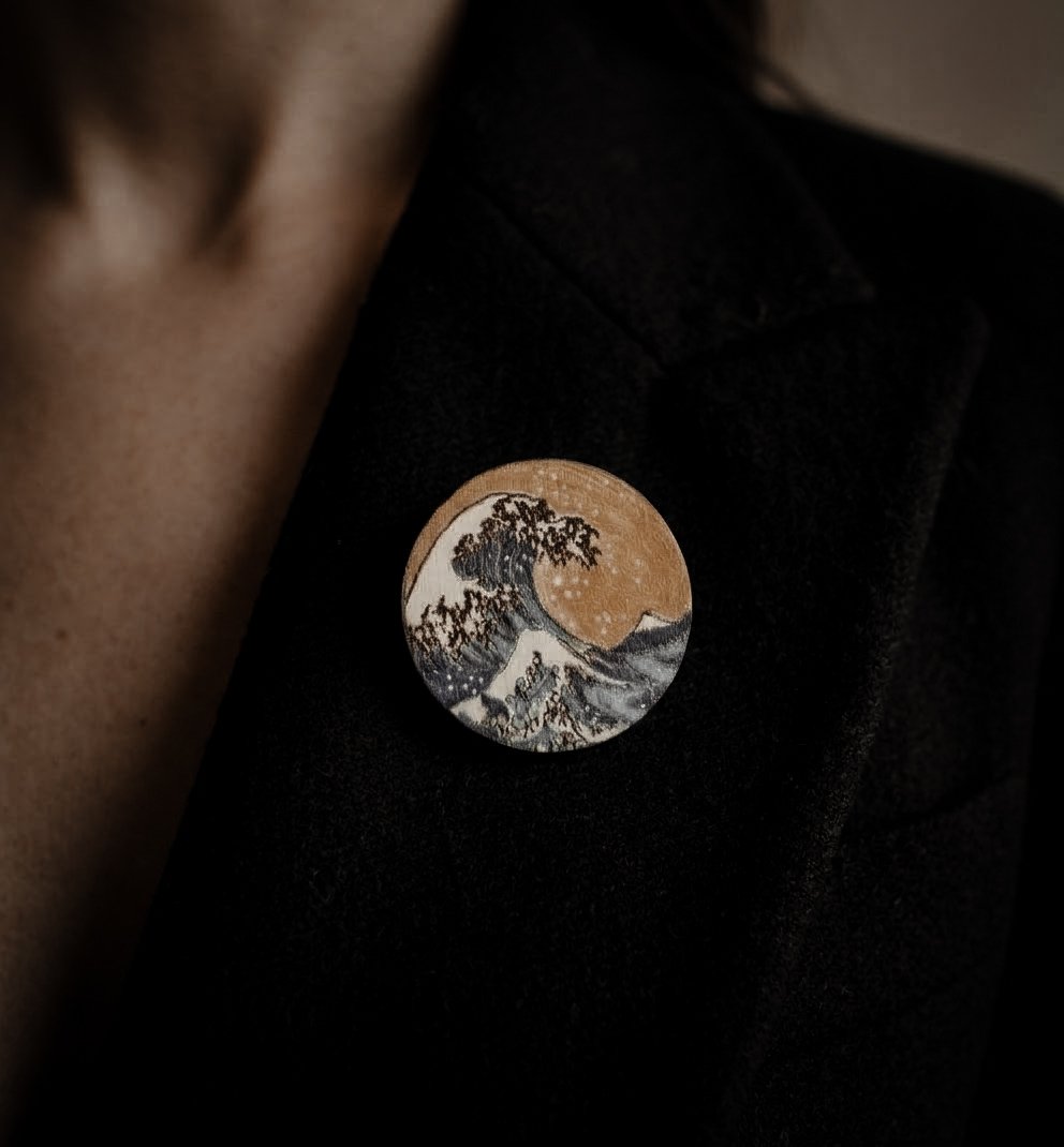 1000073265.jpg Coffret DIY — Broche La Vague de Hokusai en bois à peindre – Image 3
