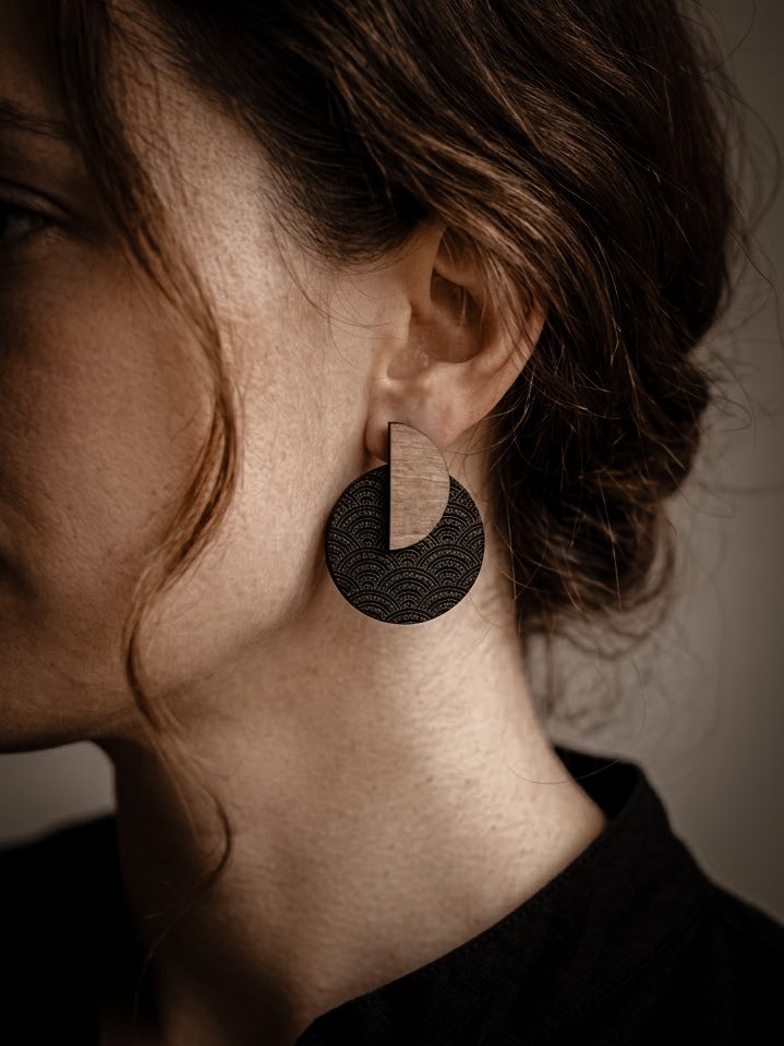 1000074741.jpg Boucles d'oreilles géométriques à motifs japonais - Nami en bois et bois noir. – Image 2