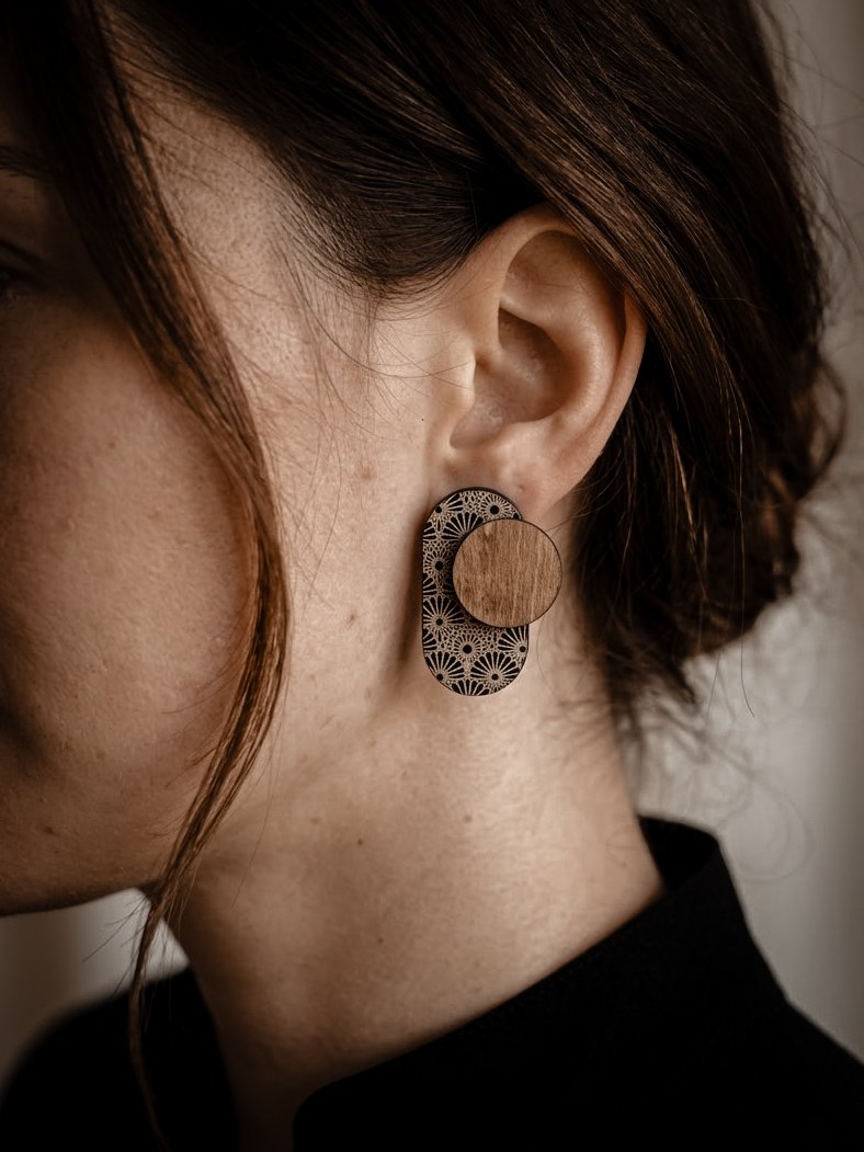 1000074760.jpg Boucles d'oreilles en bois japonisantes géométriques rétro - Kiku petit modèle – Image 2