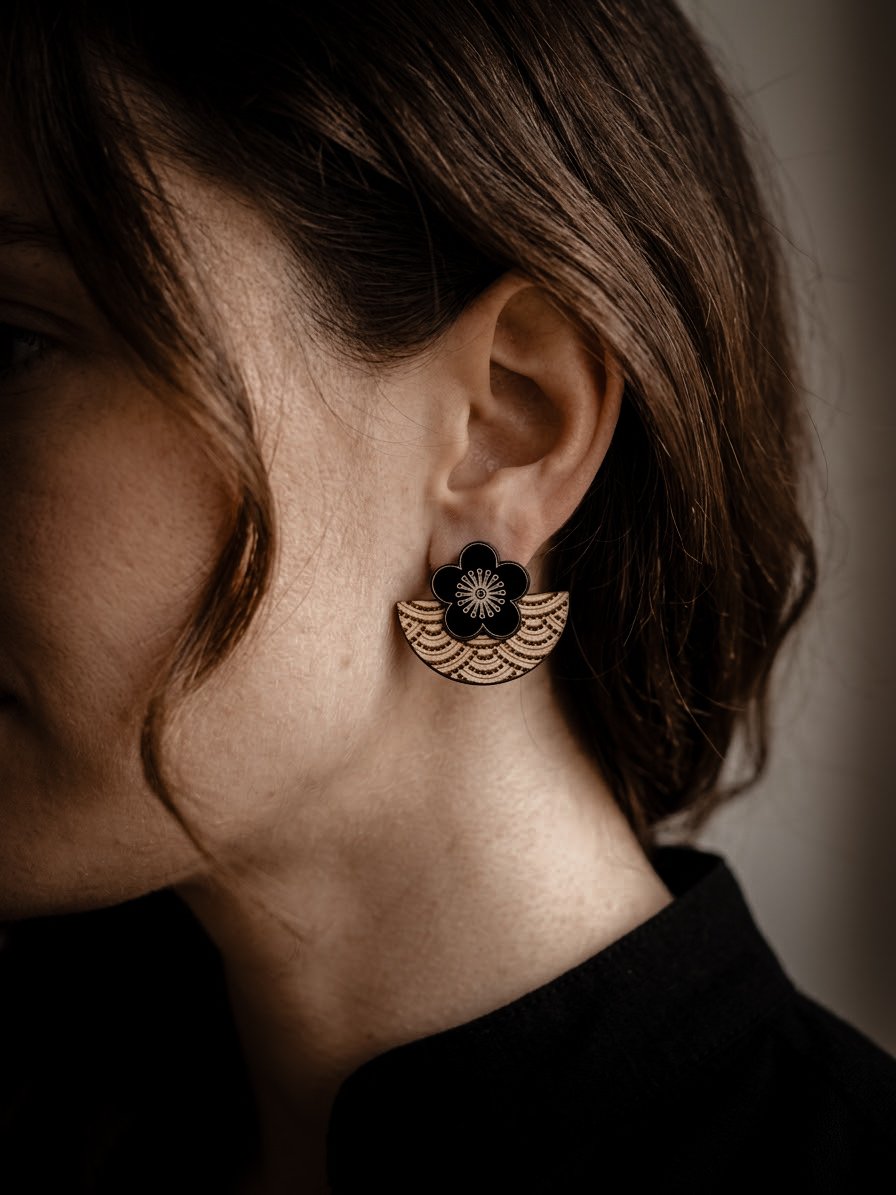 1000074762.jpg Boucles d'oreilles éventail et sakura en bois et bois noir - fleurs de cerisier et demi lune – Image 2