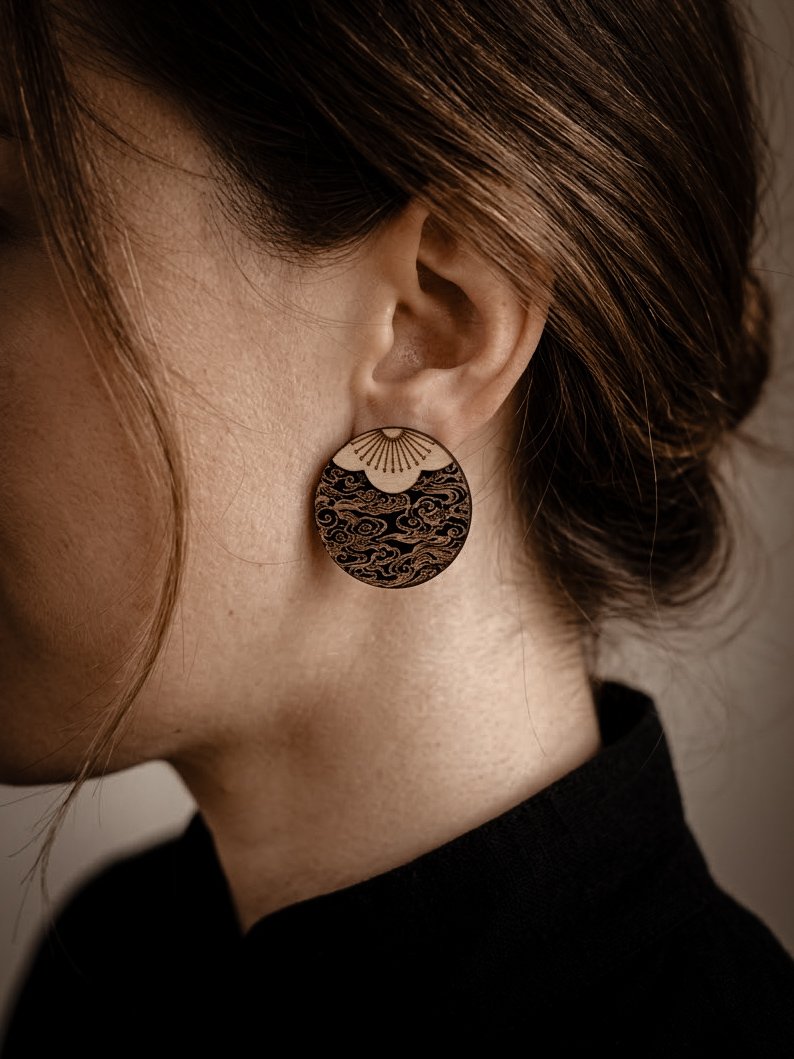 1000074768.jpg Boucles d'oreilles Nuage de Sakura en bois et bois noir. – Image 2