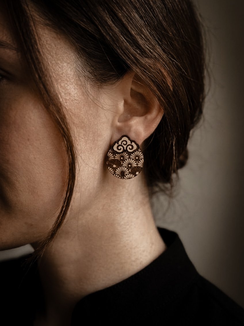 1000074770.jpg Boucles d’oreilles Nuage Kiku en bois rondes - bijoux japonisants – Image 2