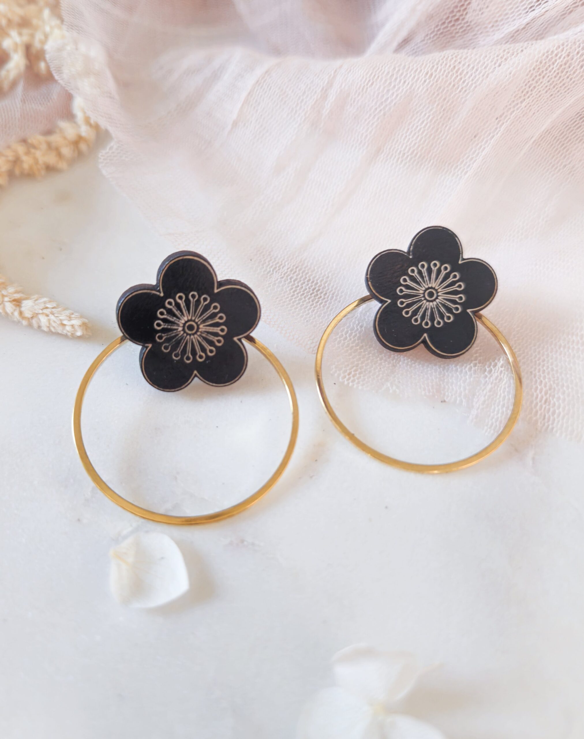 1000074782.jpg Boucles d'oreilles modulables Sakura en bois clair et anneau doré – Image 6