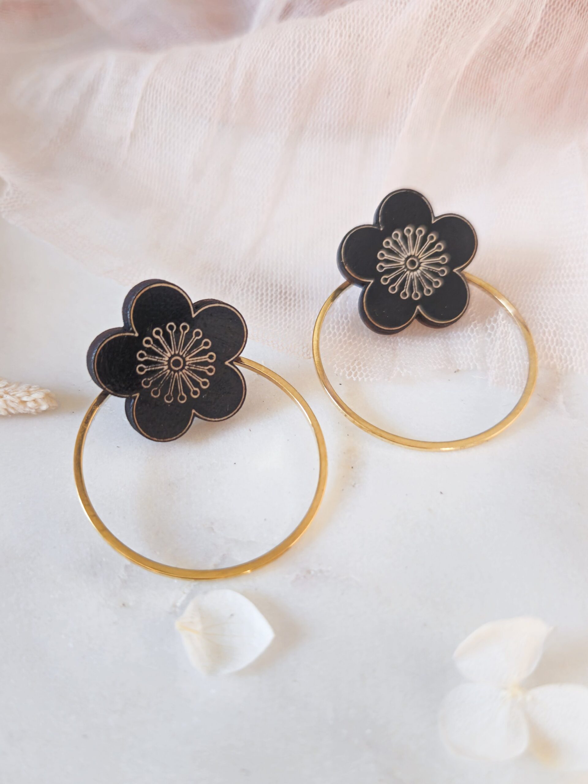 1000074784.jpg Boucles d'oreilles modulables Sakura en bois clair et anneau doré – Image 2