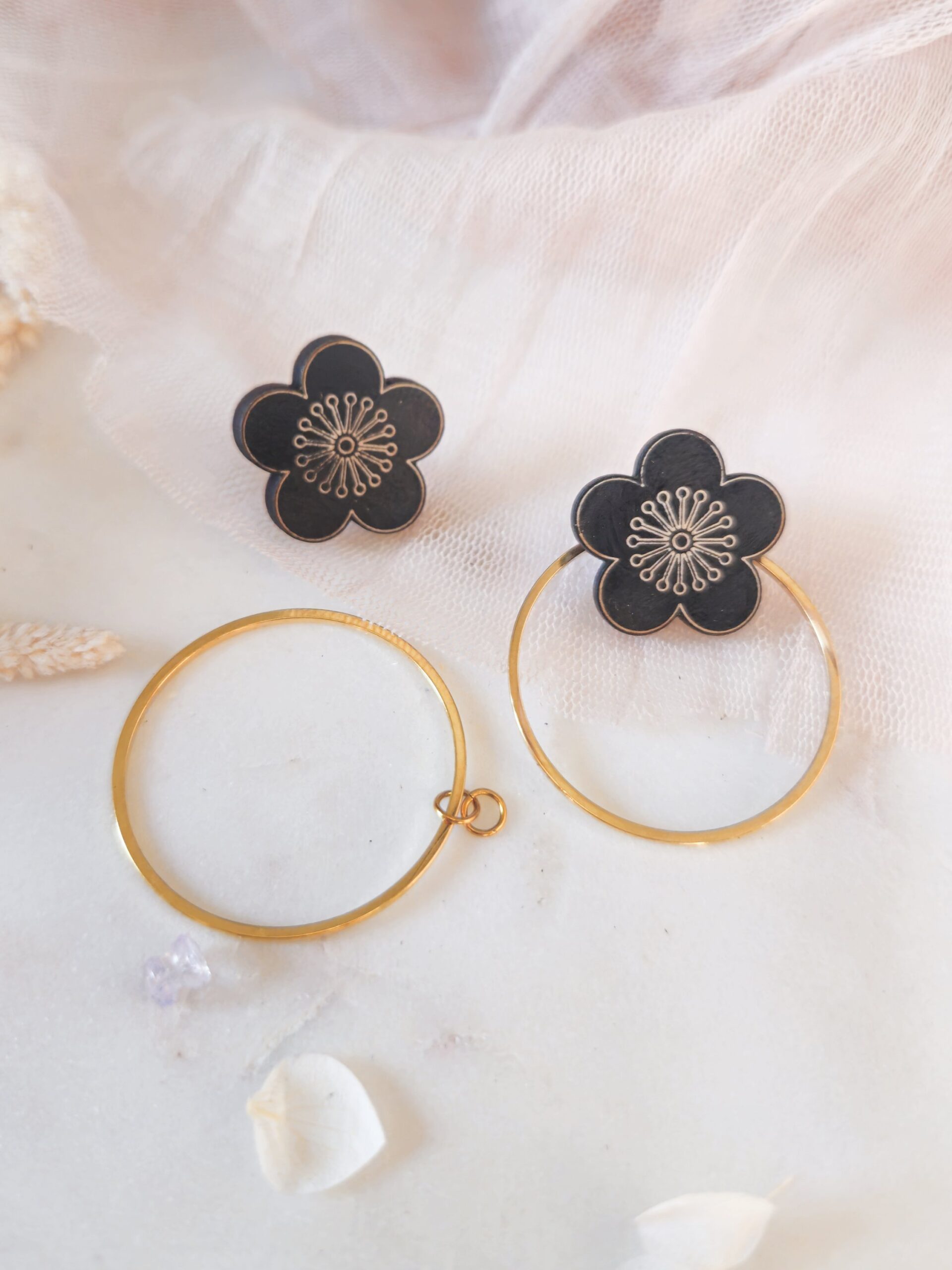 1000074786.jpg Boucles d'oreilles modulables Sakura en bois clair et anneau doré – Image 4