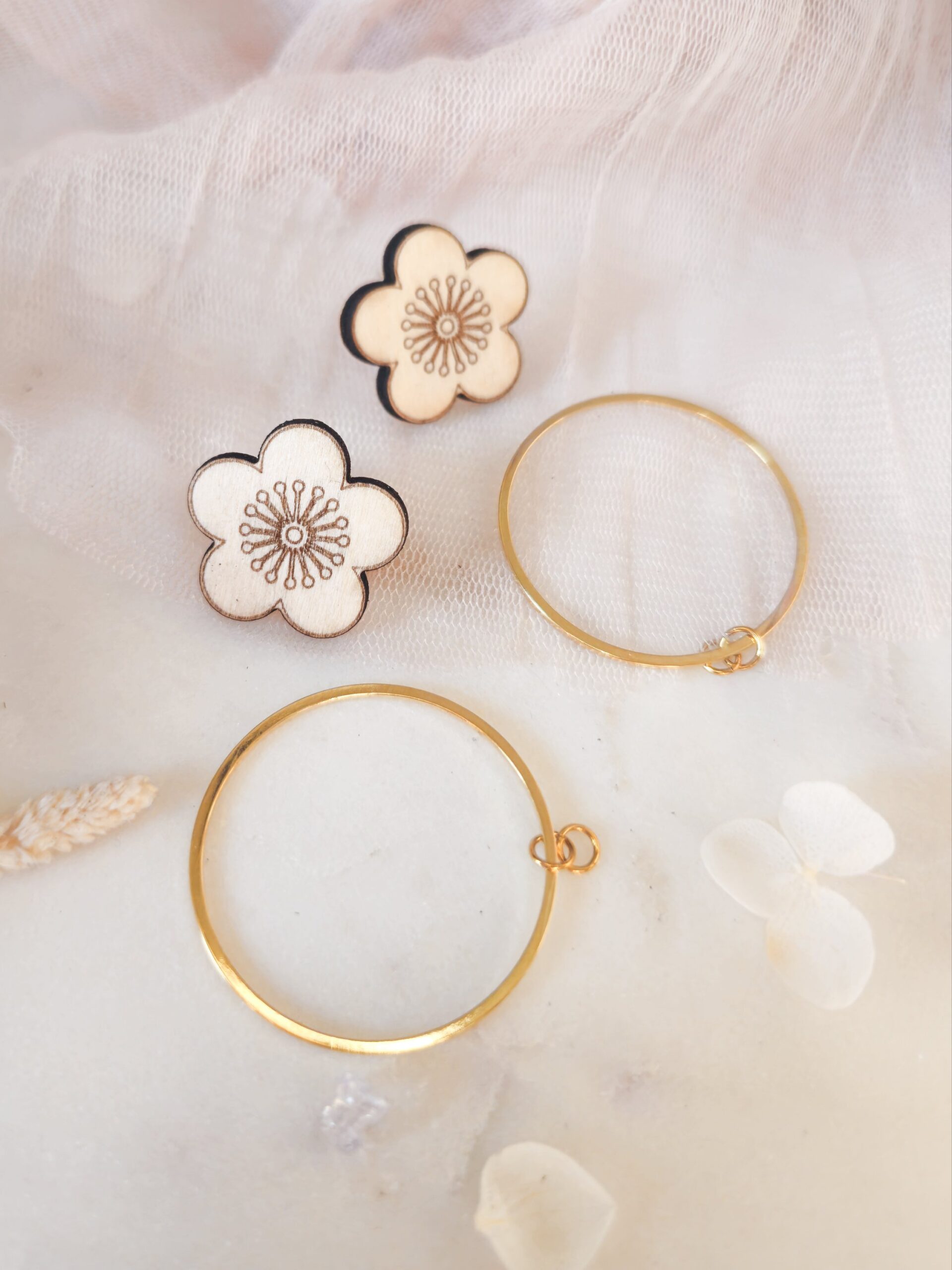 1000074788.jpg Boucles d'oreilles modulables Sakura en bois clair et anneau doré – Image 5