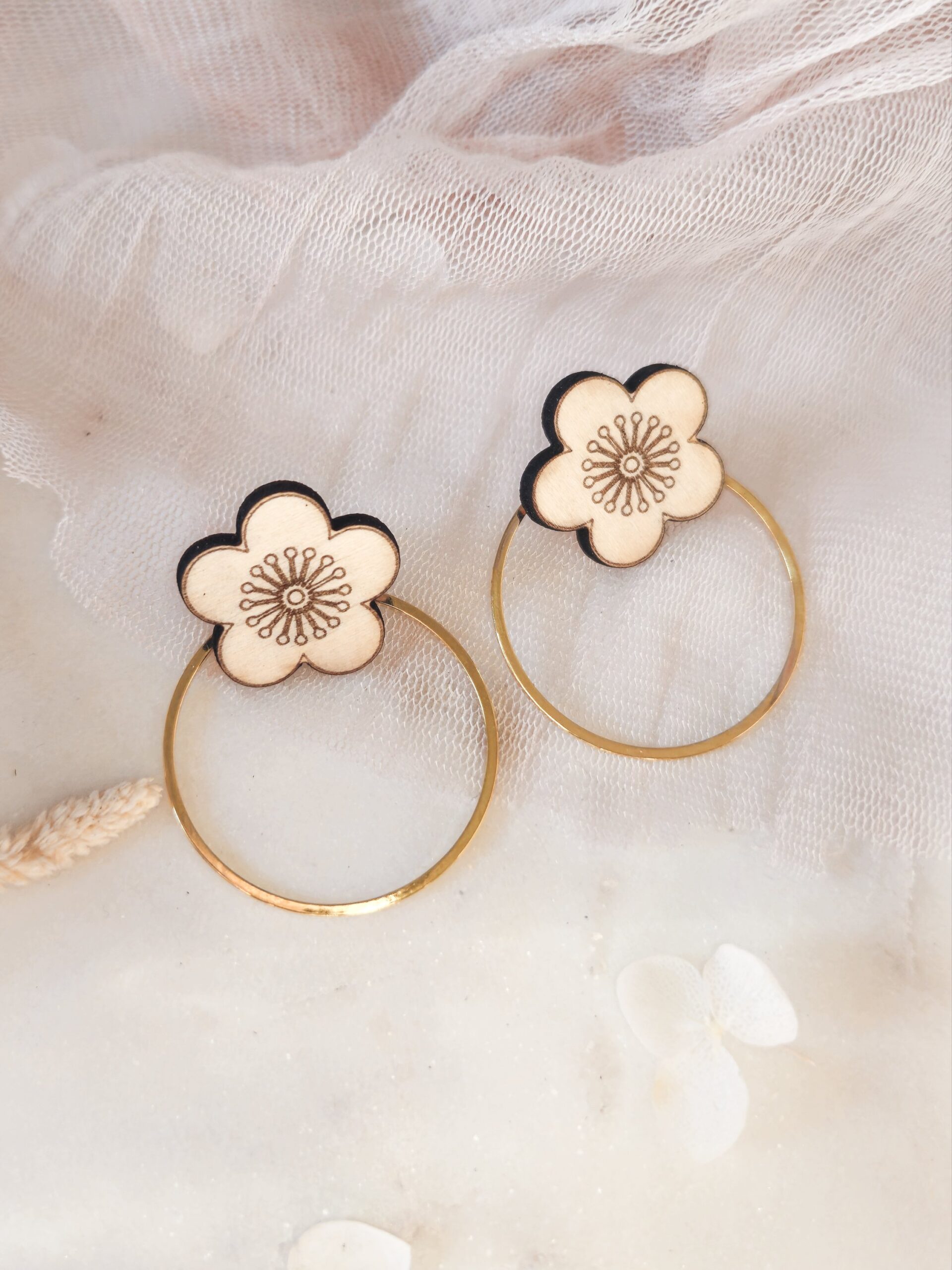 1000074790.jpg Boucles d'oreilles modulables Sakura en bois clair et anneau doré – Image 9