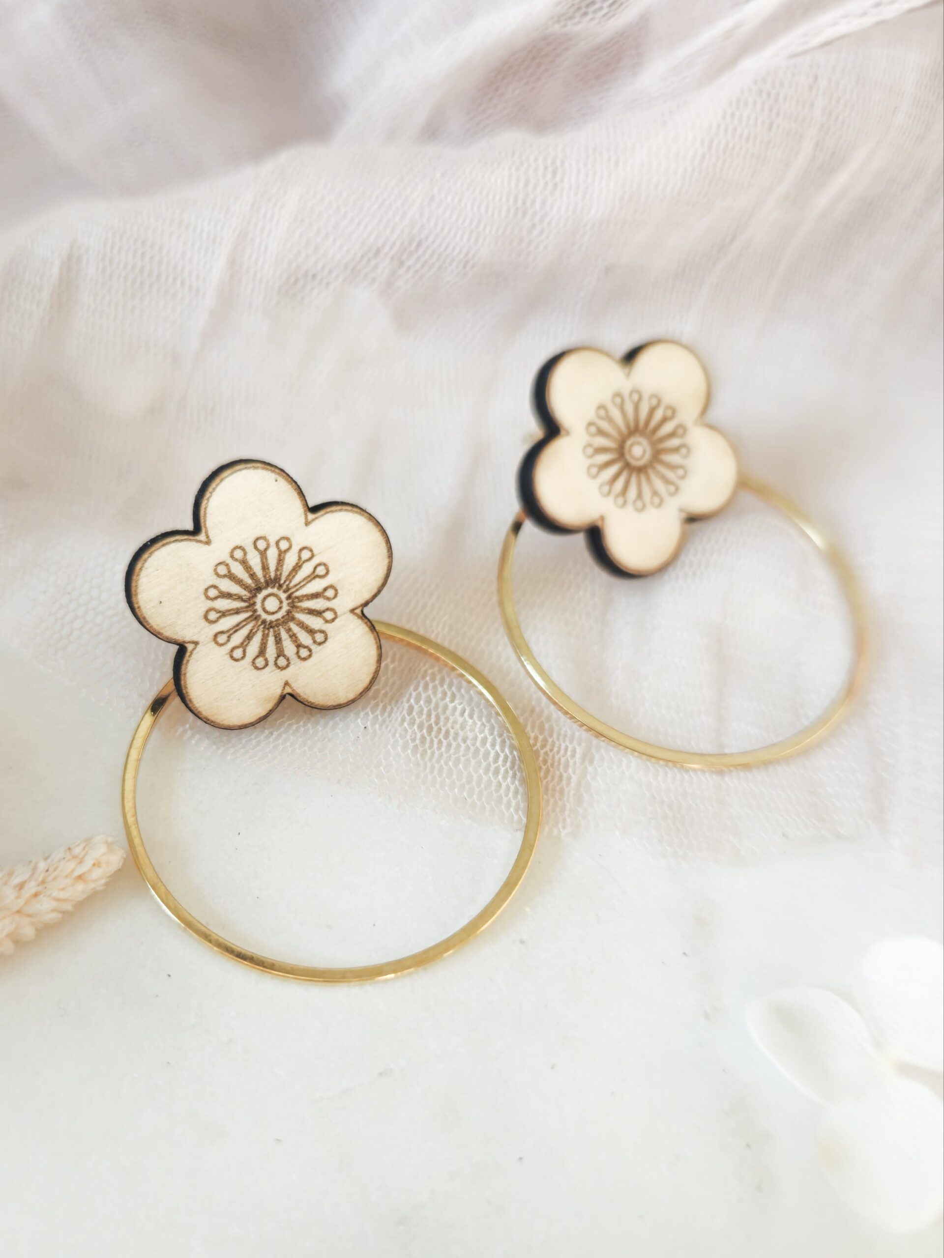1000074792.jpg Boucles d'oreilles modulables Sakura en bois clair et anneau doré – Image 3