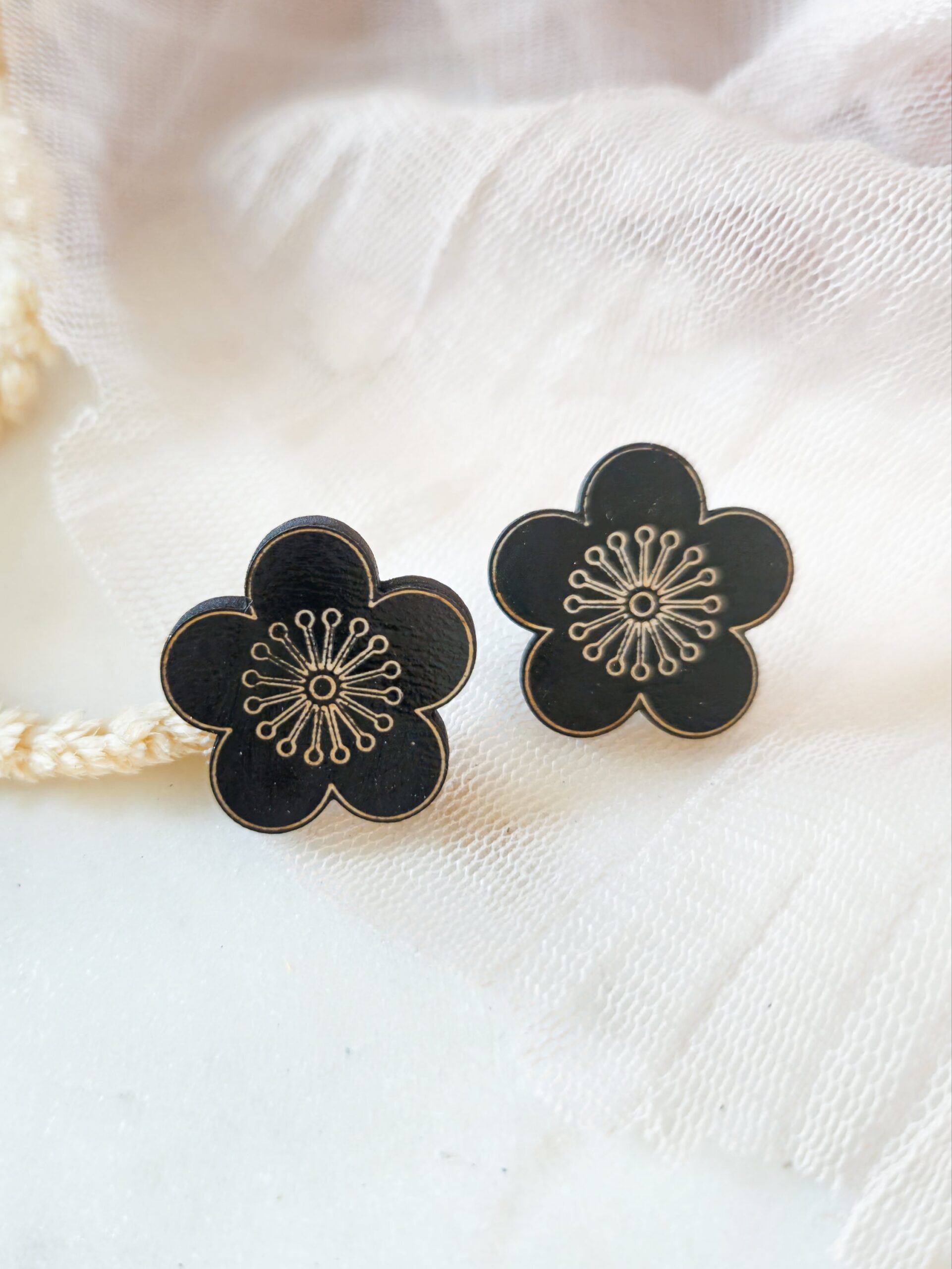 1000074796.jpg Petites boucles d'oreilles Sakura en bois noir – Image 1