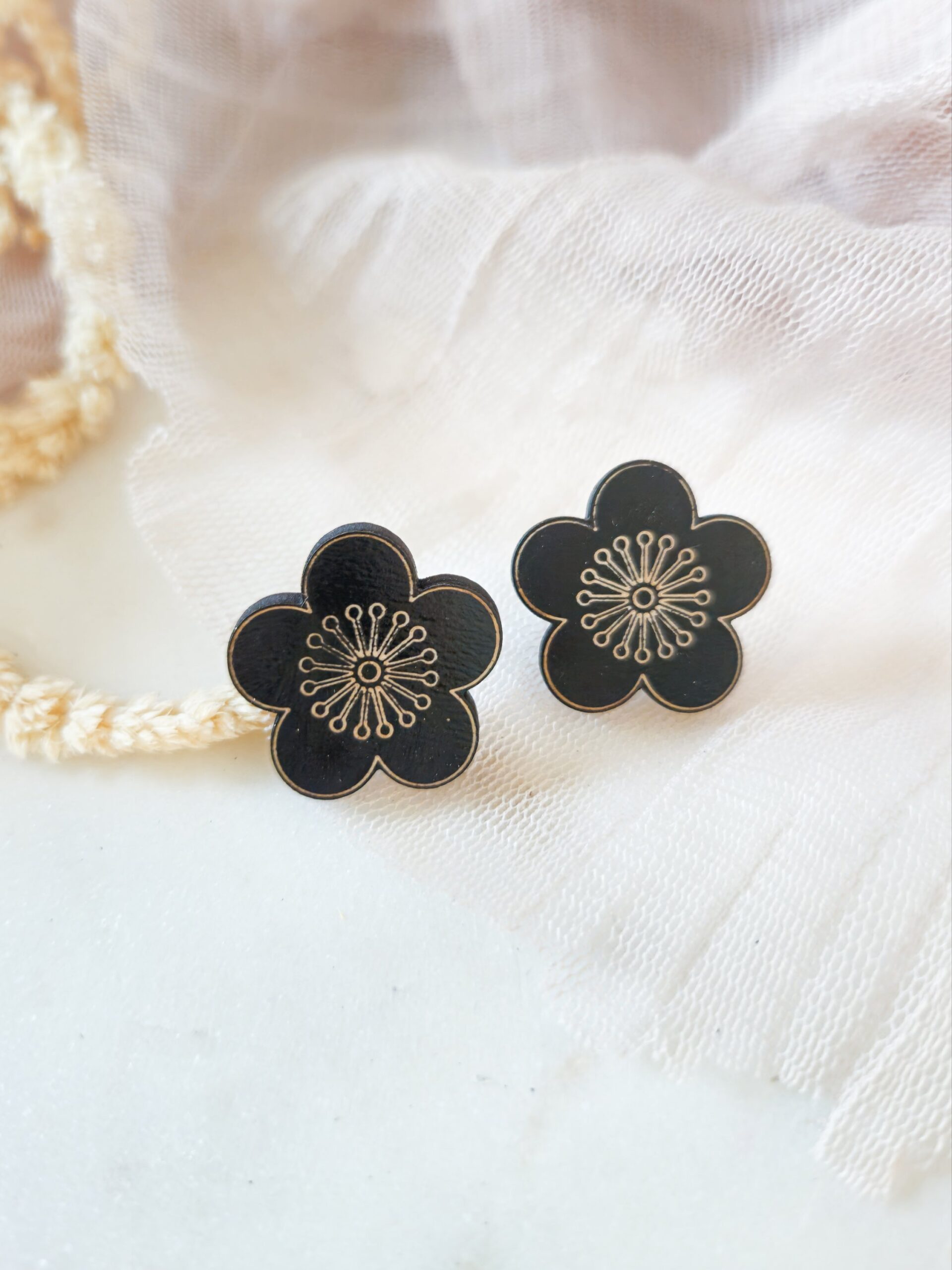 1000074798.jpg Petites boucles d'oreilles Sakura en bois noir – Image 4