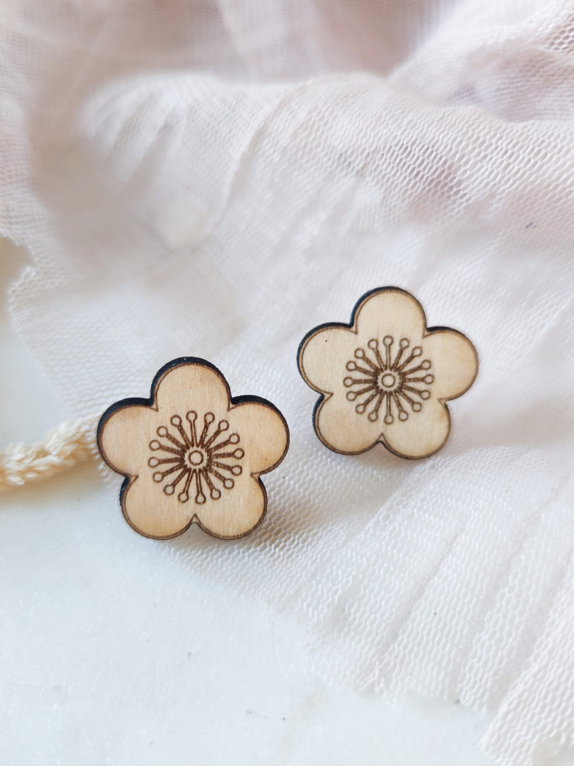 1000074800.jpg Petites boucles d'oreilles Sakura en bois clair – Image 2