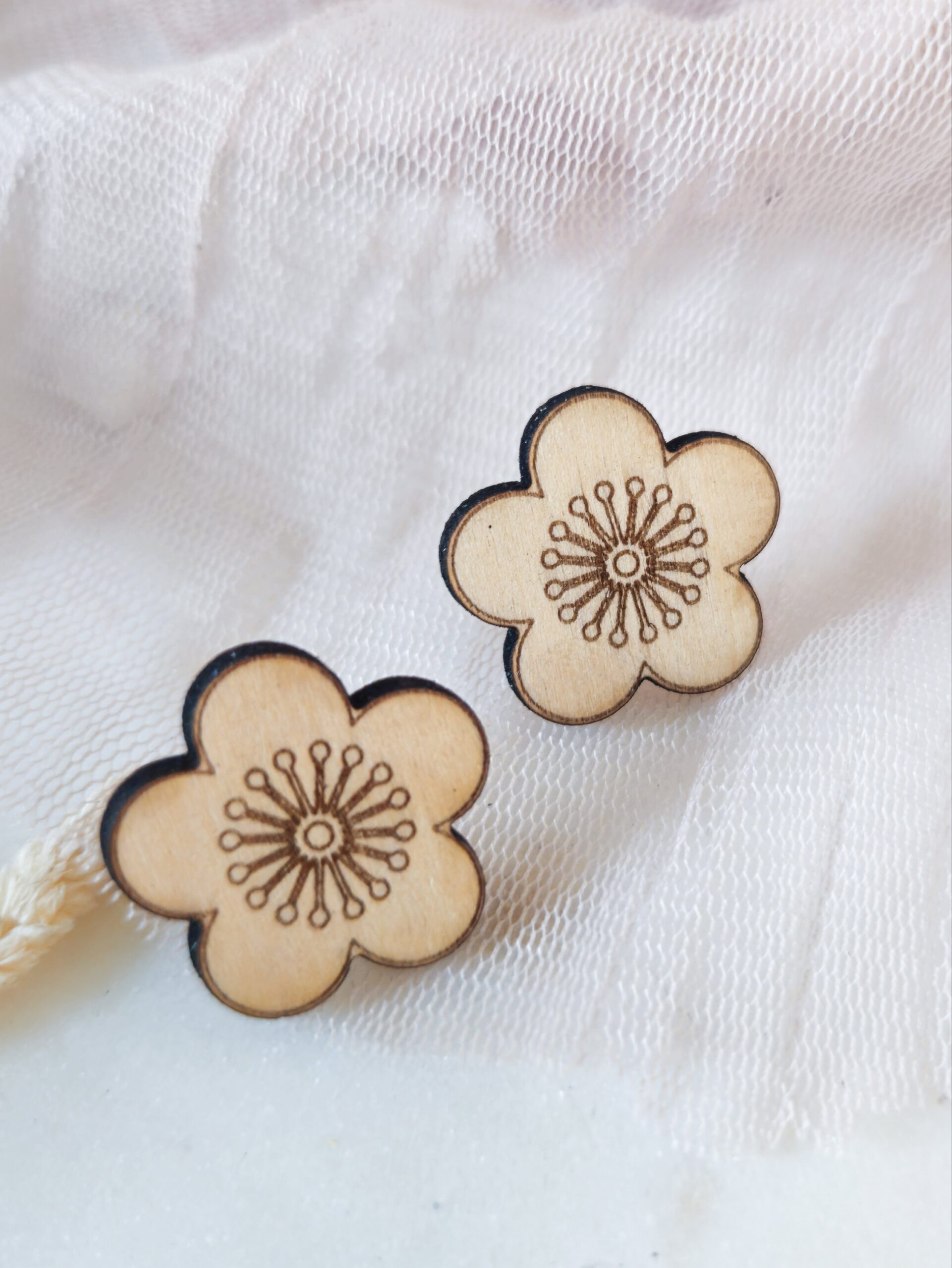 1000074802.jpg Petites boucles d'oreilles Sakura en bois clair – Image 5