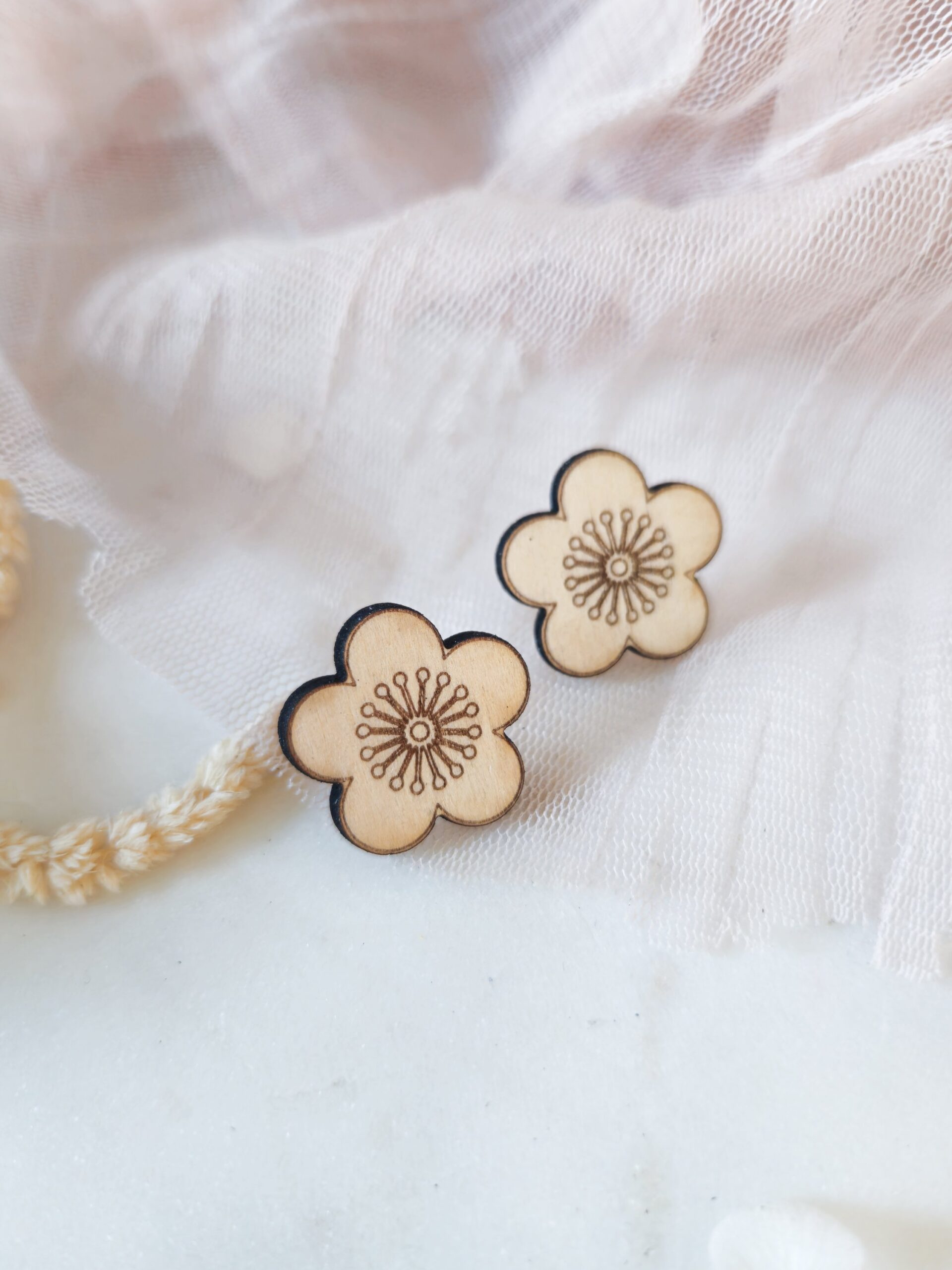 1000074804.jpg Petites boucles d'oreilles Sakura en bois clair – Image 4