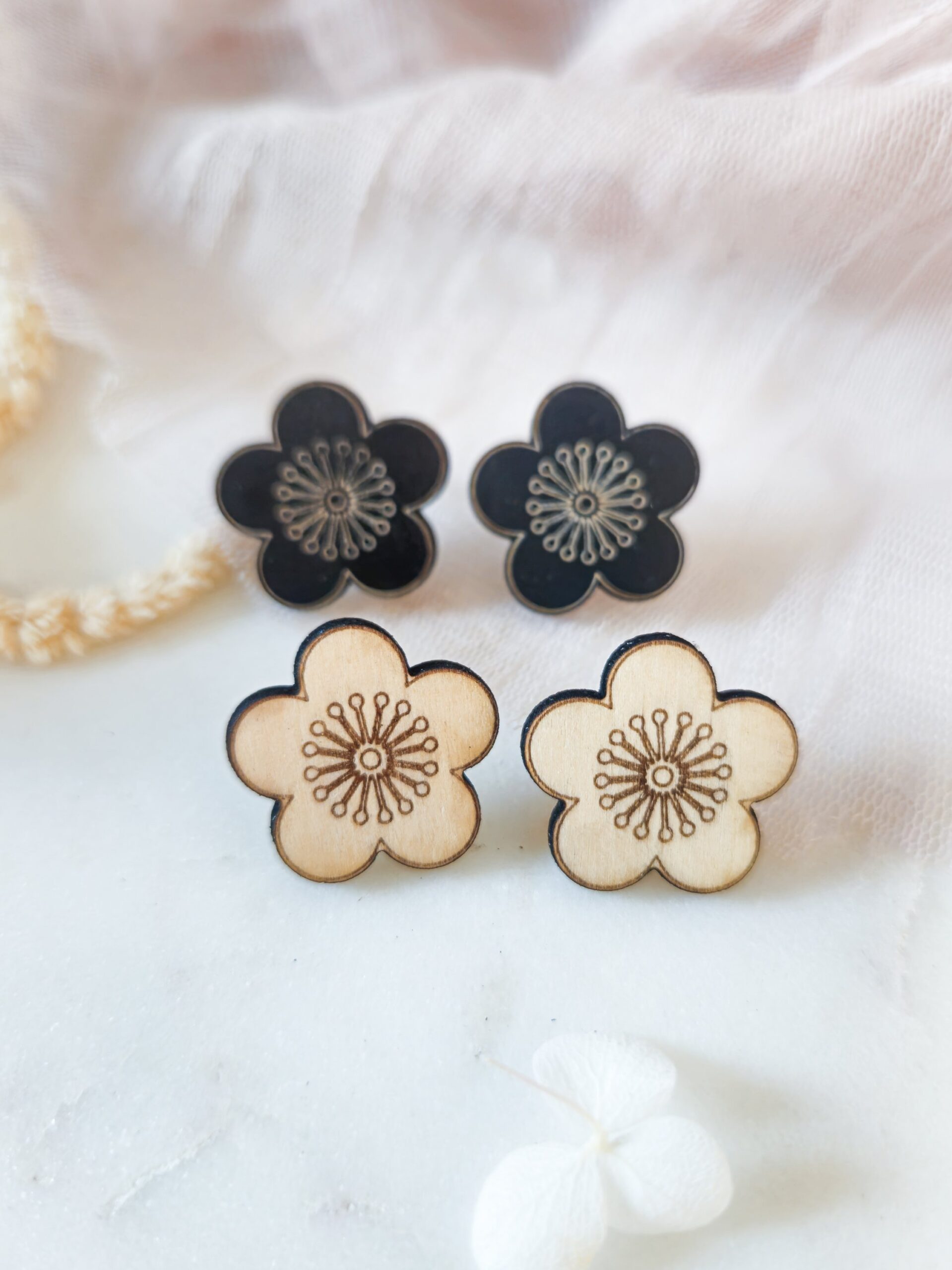 1000074806.jpg Petites boucles d'oreilles Sakura en bois clair – Image 3
