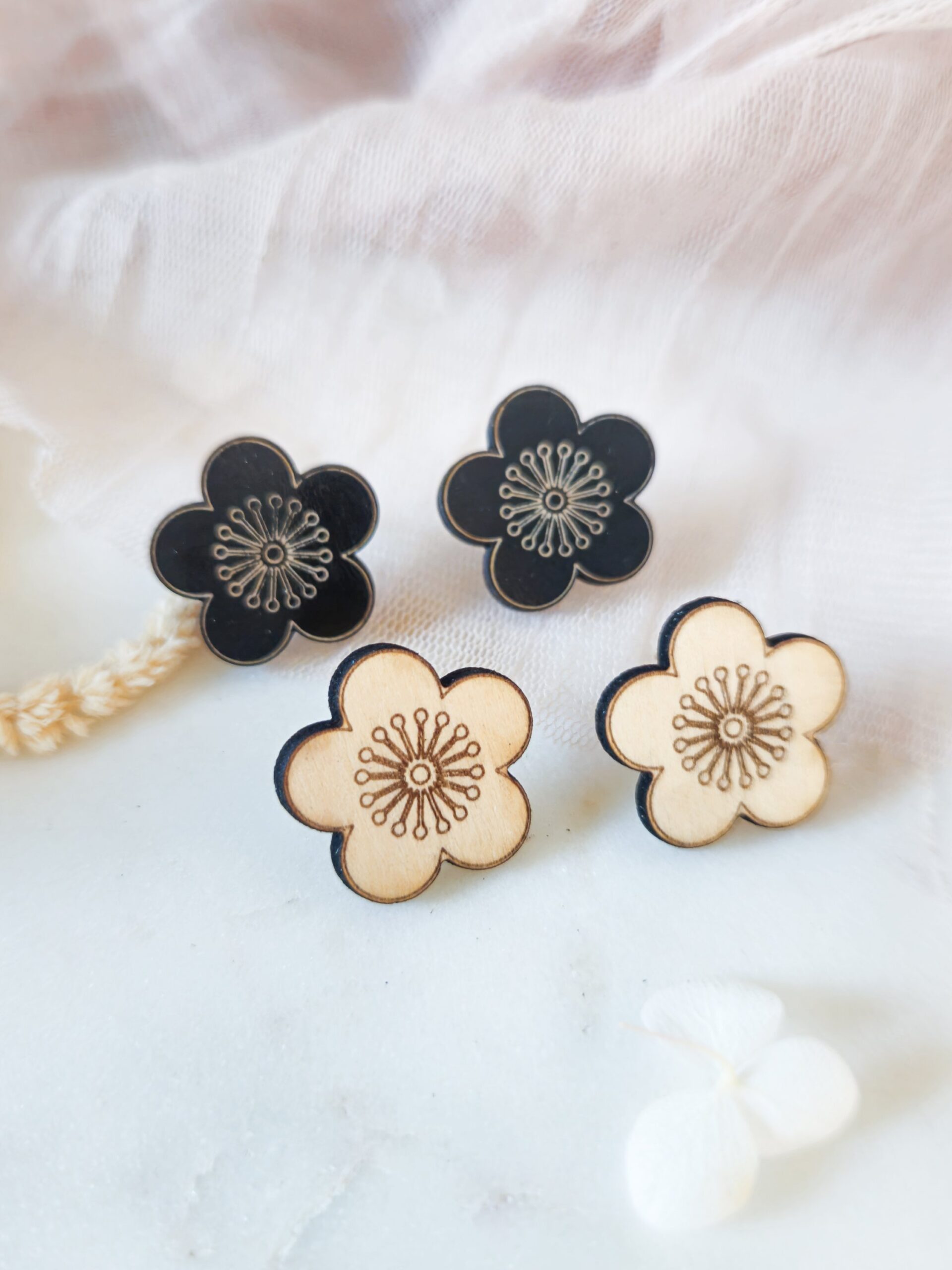 1000074808.jpg Petites boucles d'oreilles Sakura en bois clair – Image 6