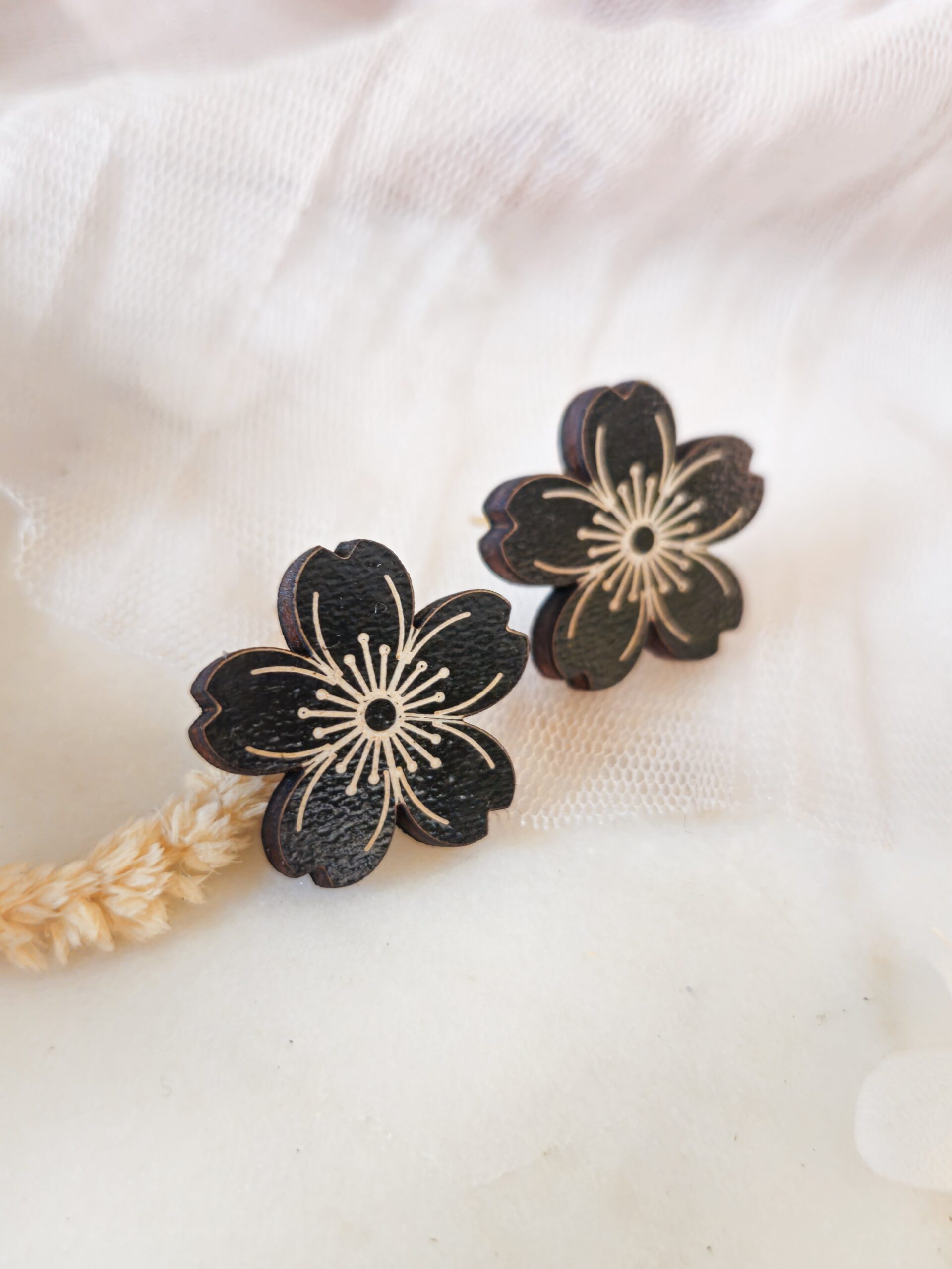 1000074810.jpg Petites boucles d'oreilles Sakura Kanzan en bois noir – Image 3