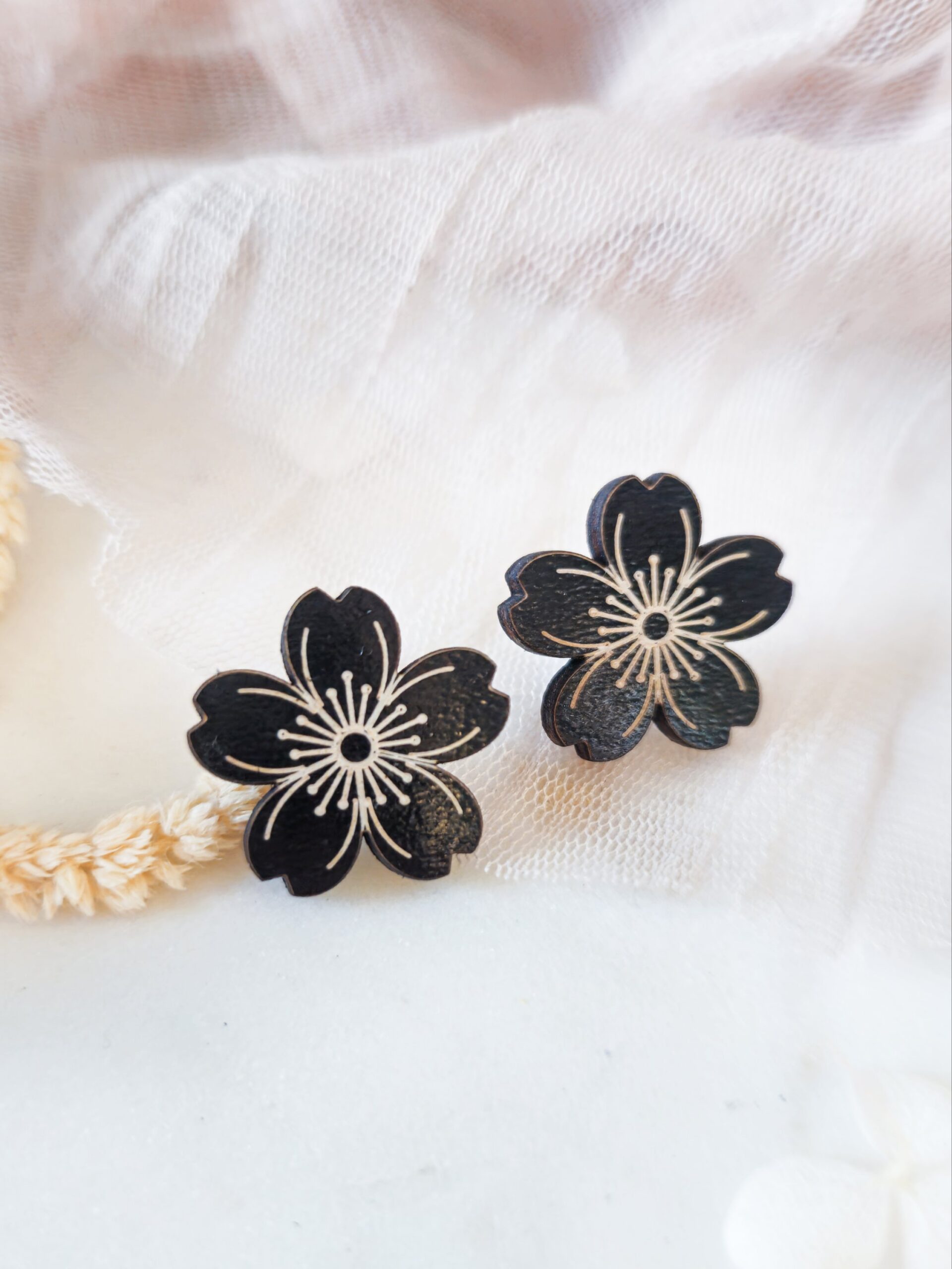 1000074812.jpg Petites boucles d'oreilles Sakura Kanzan en bois noir – Image 1