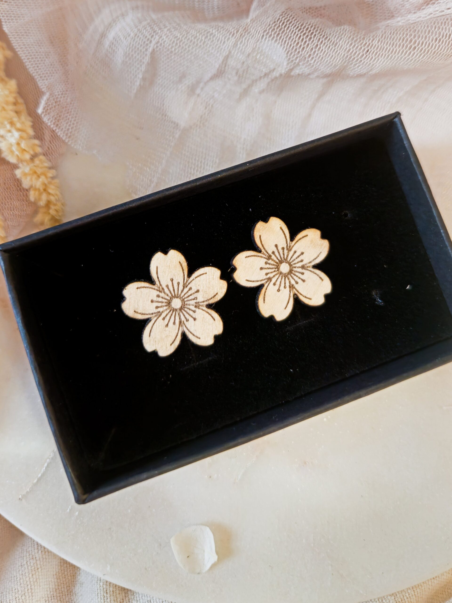 1000074814.jpg Petites boucles d'oreilles Sakura Kanzan en bois clair - boucles d'oreilles fleurs de cerisier – Image 1