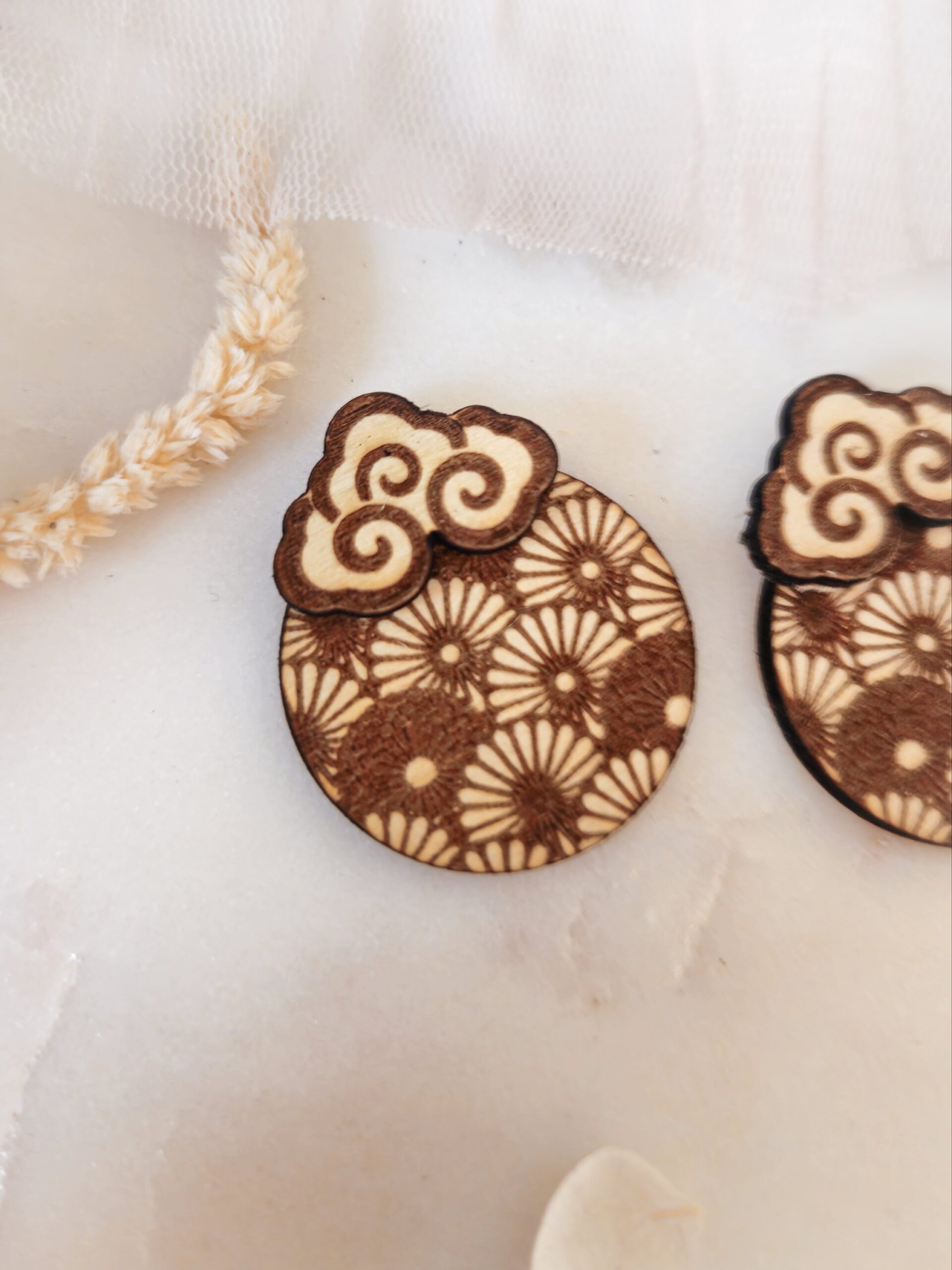 1000074816.jpg Boucles d’oreilles Nuage Kiku en bois rondes - bijoux japonisants – Image 4