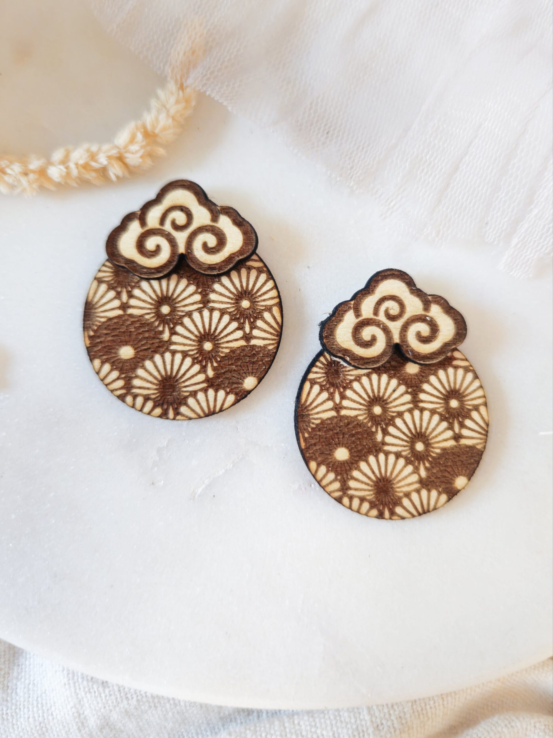 1000074818.jpg Boucles d’oreilles Nuage Kiku en bois rondes - bijoux japonisants – Image 1