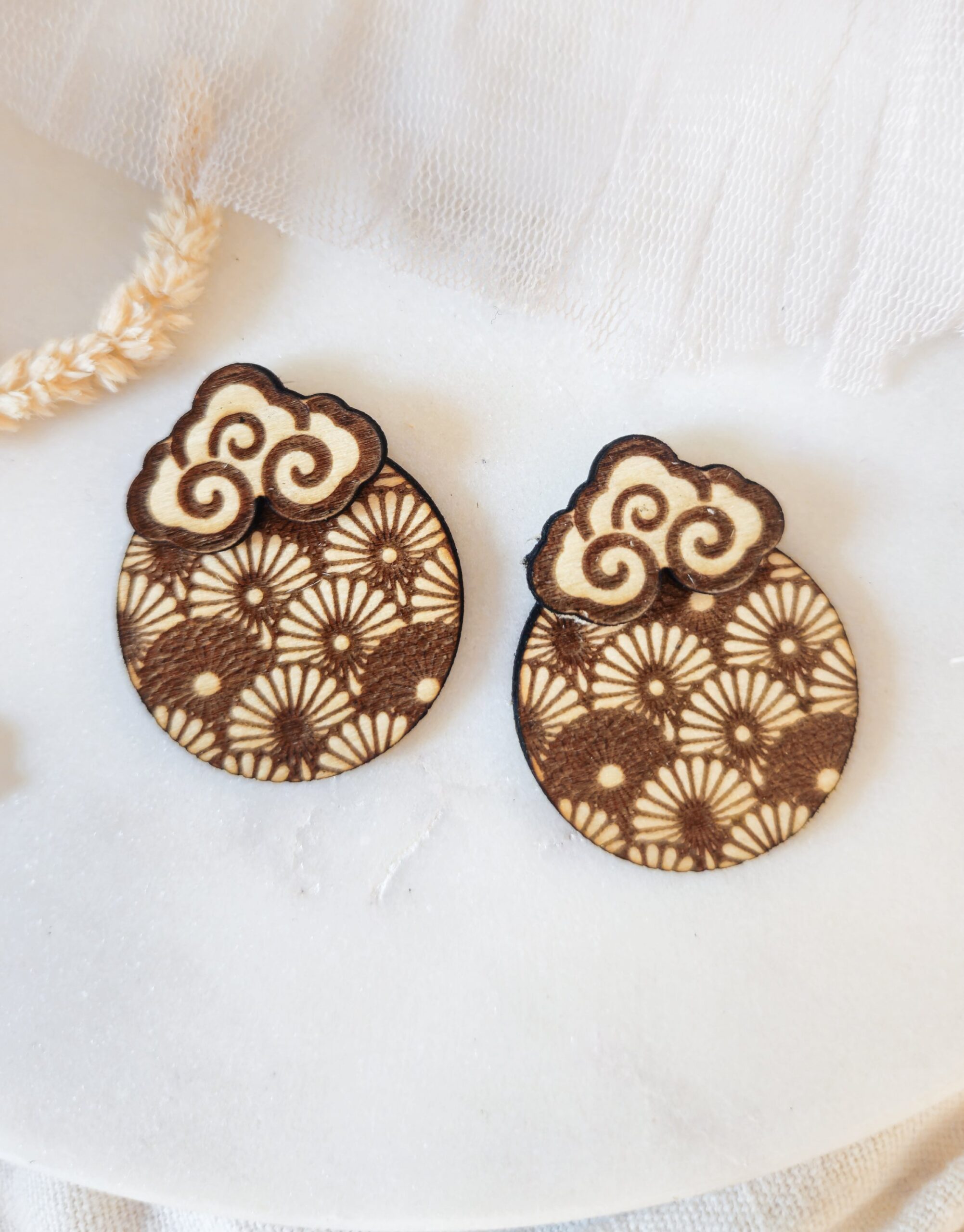 1000074820.jpg Boucles d’oreilles Nuage Kiku en bois rondes - bijoux japonisants – Image 5