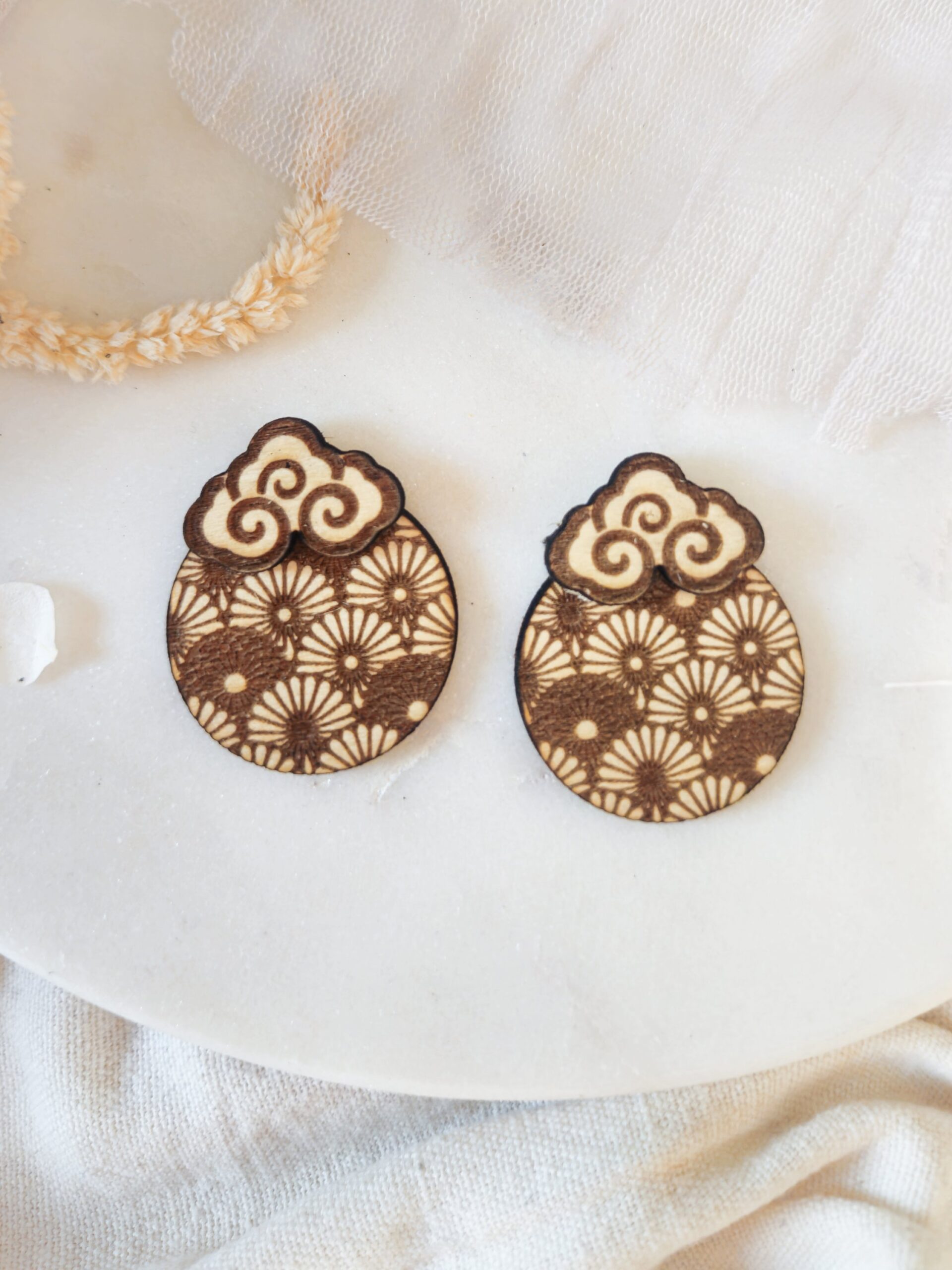 1000074822.jpg Boucles d’oreilles Nuage Kiku en bois rondes - bijoux japonisants – Image 3