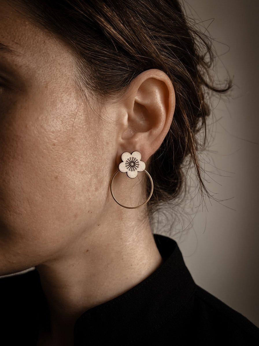 1000074833.jpg Boucles d'oreilles modulables Sakura en bois clair et anneau doré – Image 1