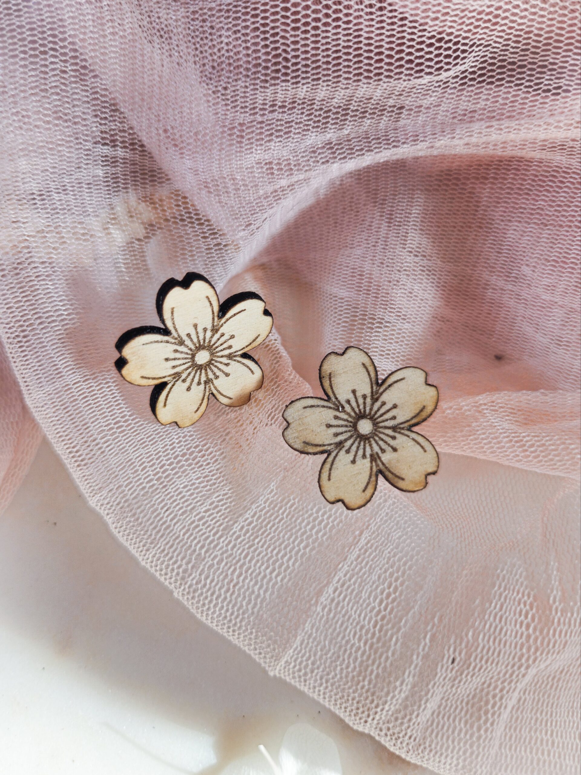 1000074845.jpg Petites boucles d'oreilles Sakura Kanzan en bois clair - boucles d'oreilles fleurs de cerisier – Image 3