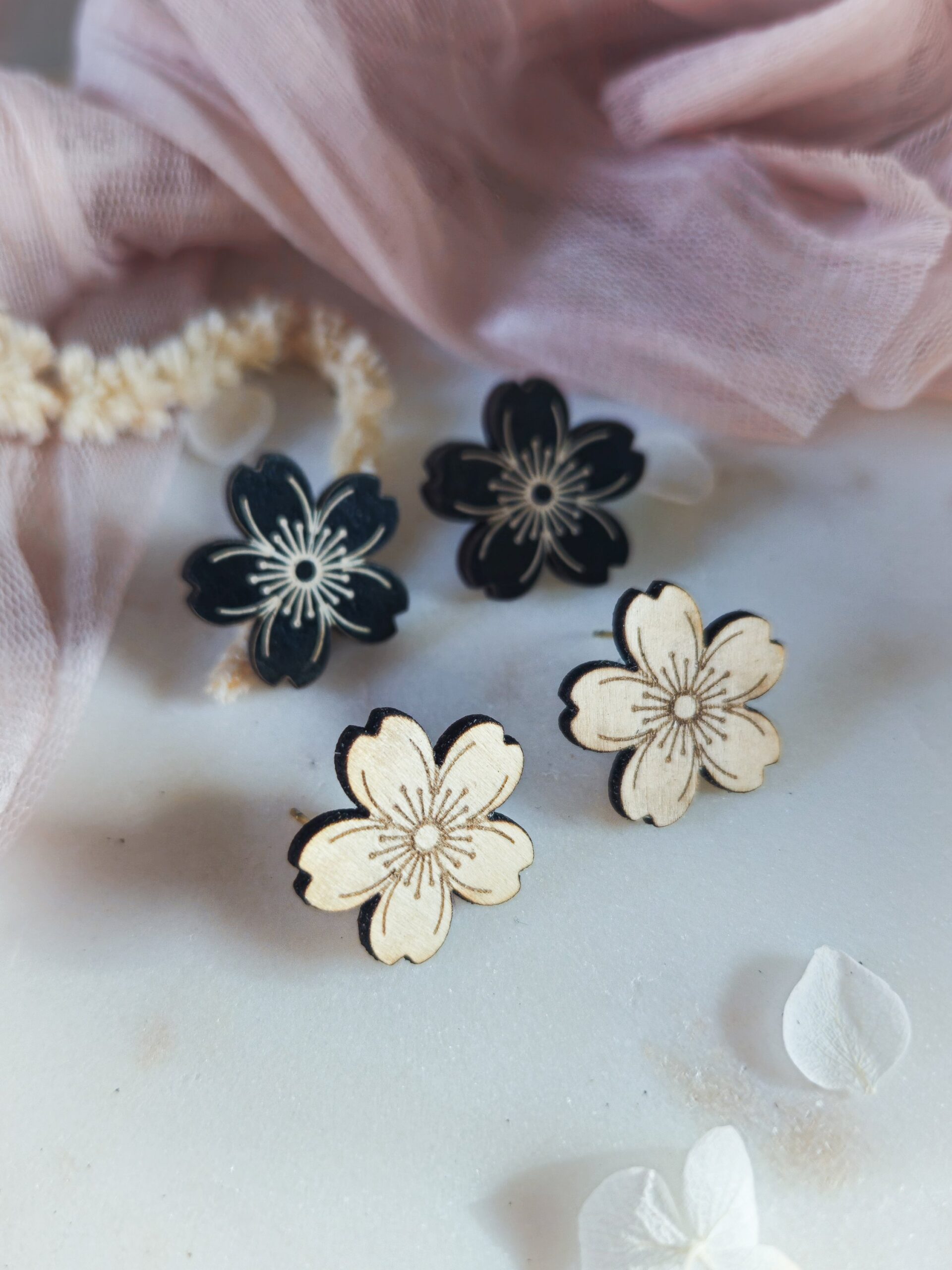 1000074847.jpg Petites boucles d'oreilles Sakura Kanzan en bois clair - boucles d'oreilles fleurs de cerisier – Image 4