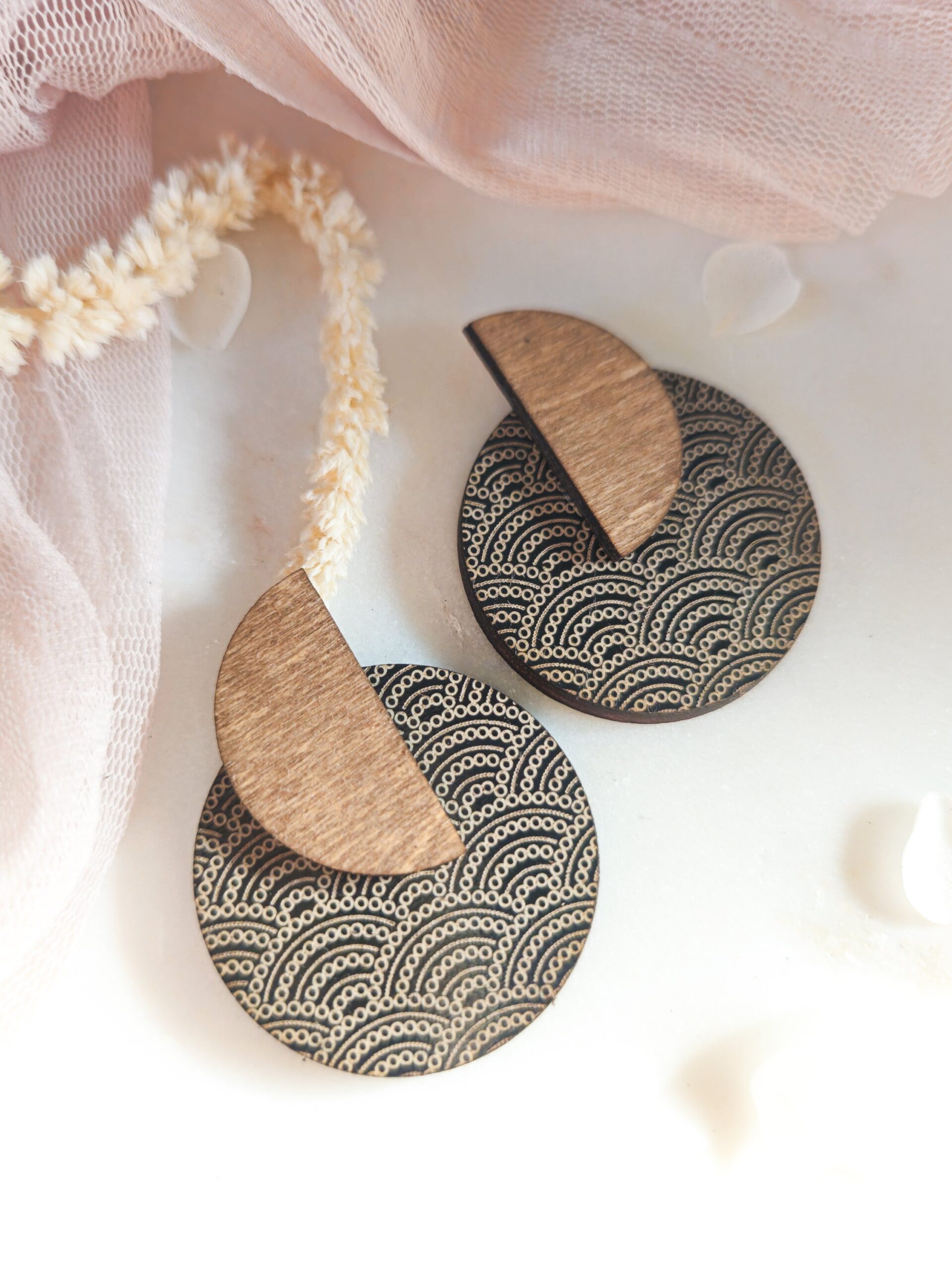 1000074849.jpg Boucles d'oreilles géométriques à motifs japonais - Nami en bois et bois noir. – Image 1