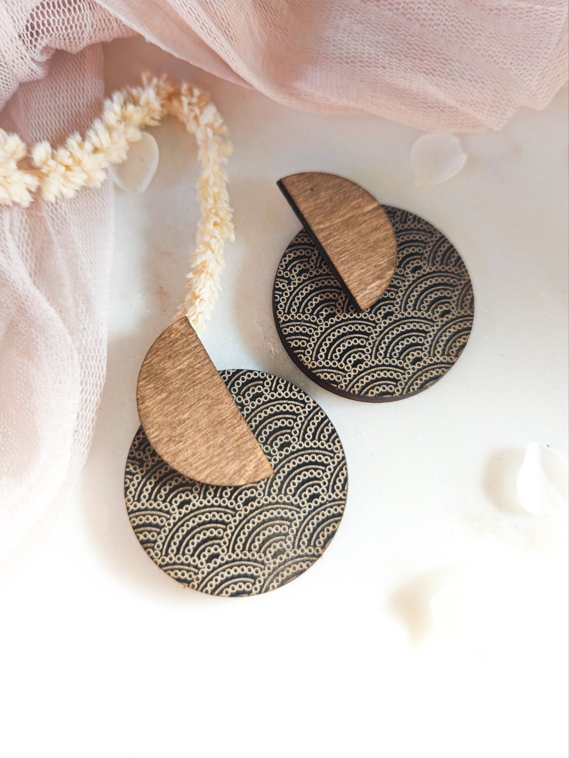 1000074853.jpg Boucles d'oreilles géométriques à motifs japonais - Nami en bois et bois noir. – Image 4