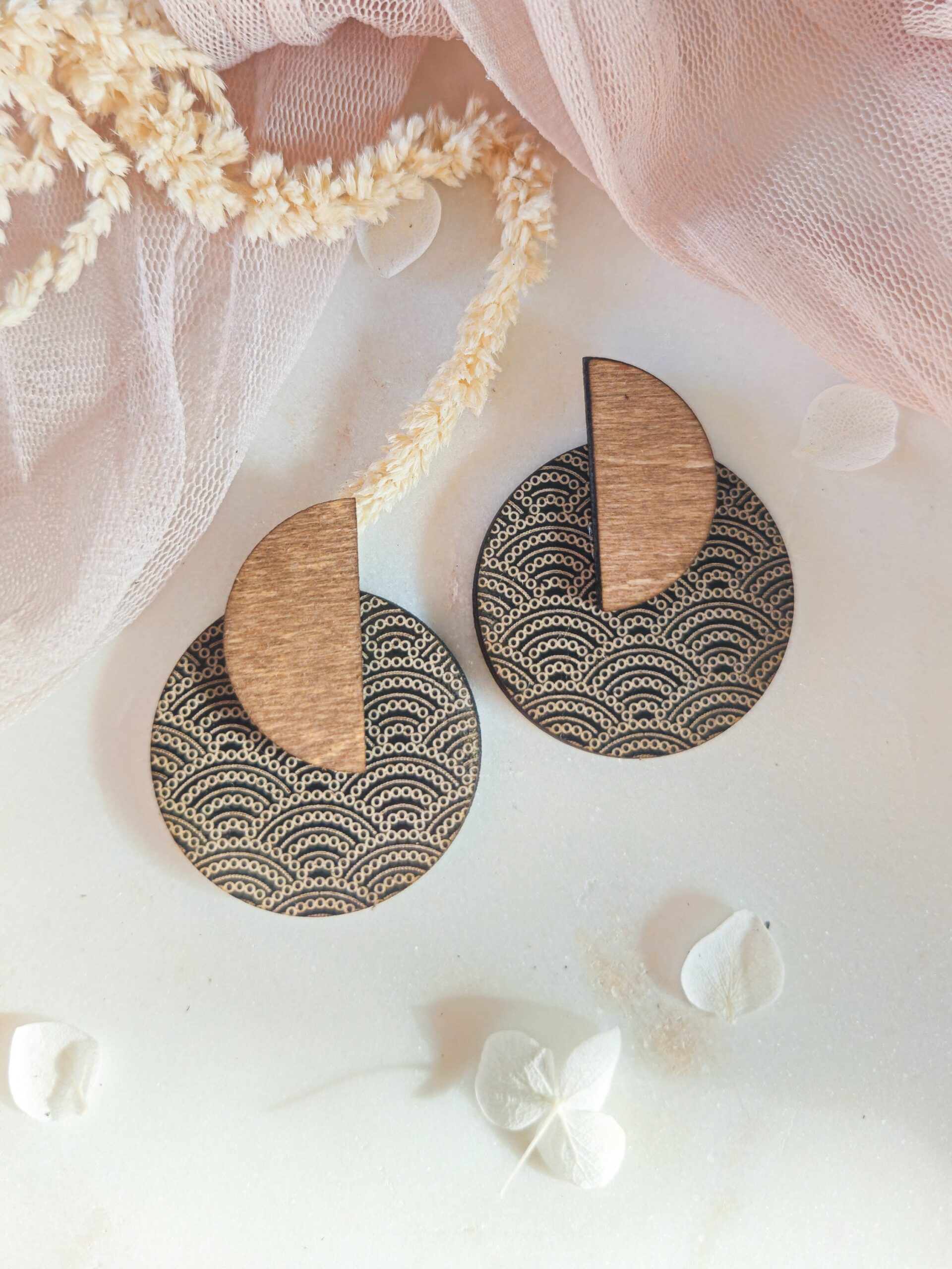1000074855.jpg Boucles d'oreilles géométriques à motifs japonais - Nami en bois et bois noir. – Image 3