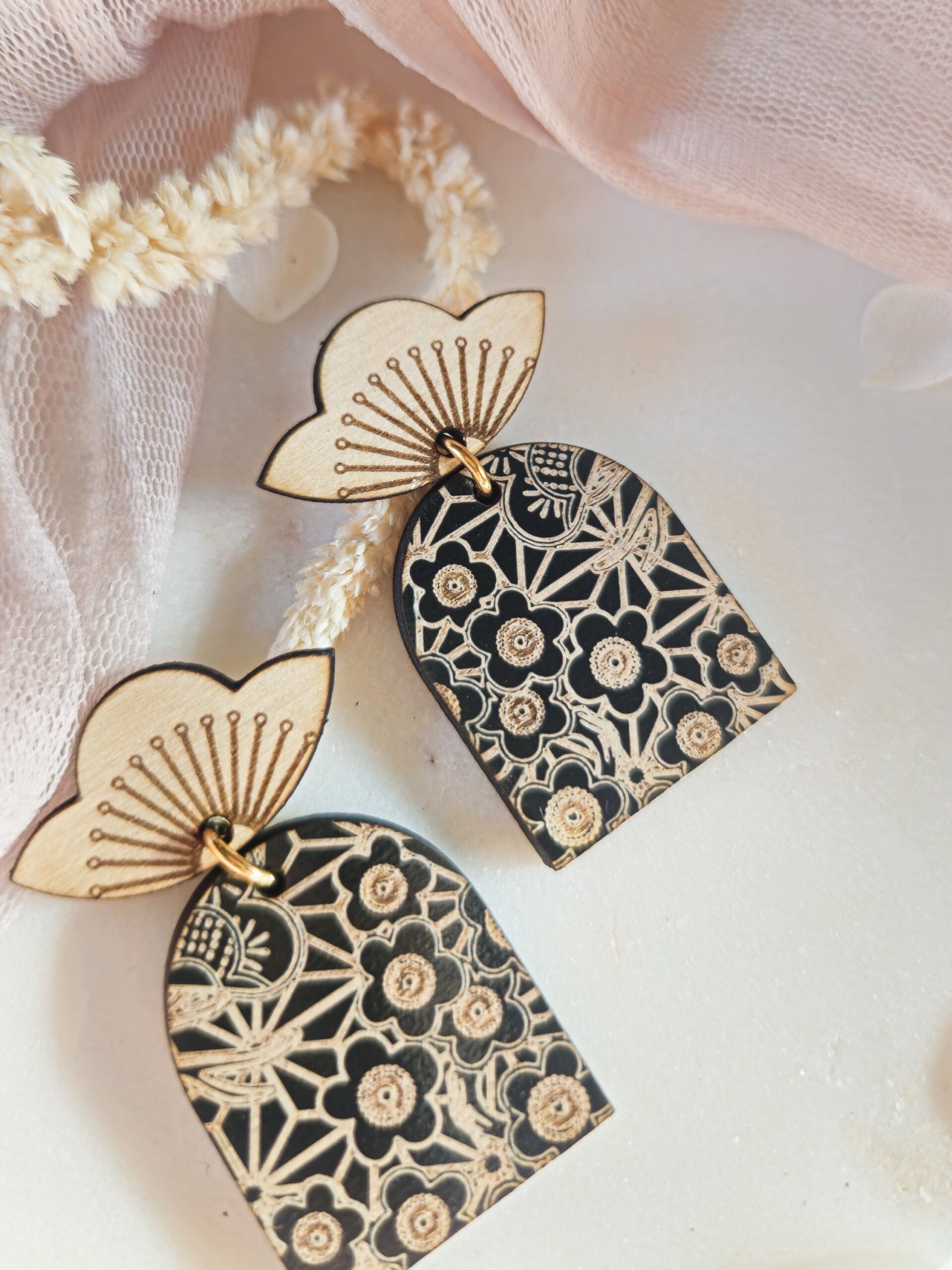 1000074857.jpg Boucles d'oreilles Arche Sakura en bois et bois noir rondes - bijoux de créateur fleurs de cerisier – Image 5