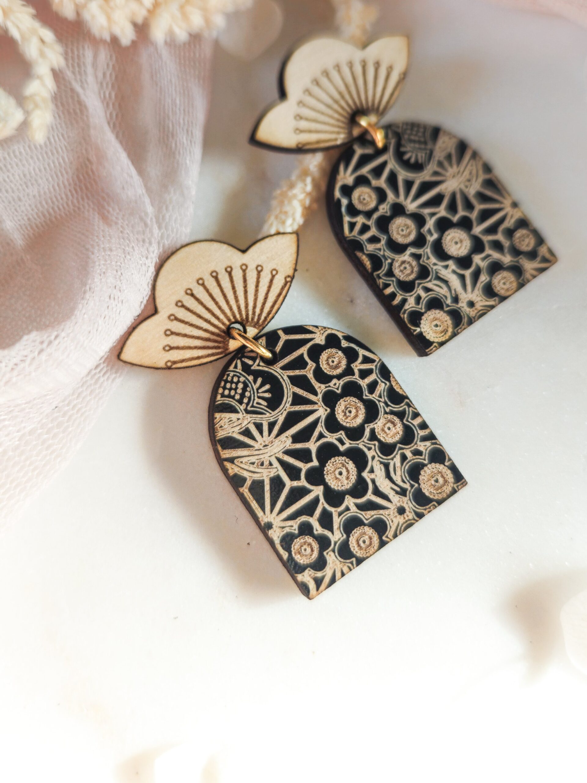 1000074859.jpg Boucles d'oreilles Arche Sakura en bois et bois noir rondes - bijoux de créateur fleurs de cerisier – Image 4