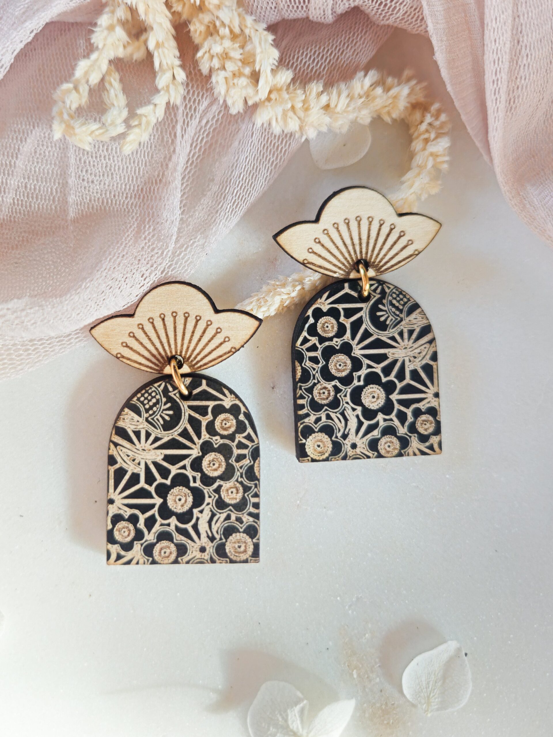 1000074861.jpg Boucles d'oreilles Arche Sakura en bois et bois noir rondes - bijoux de créateur fleurs de cerisier – Image 1