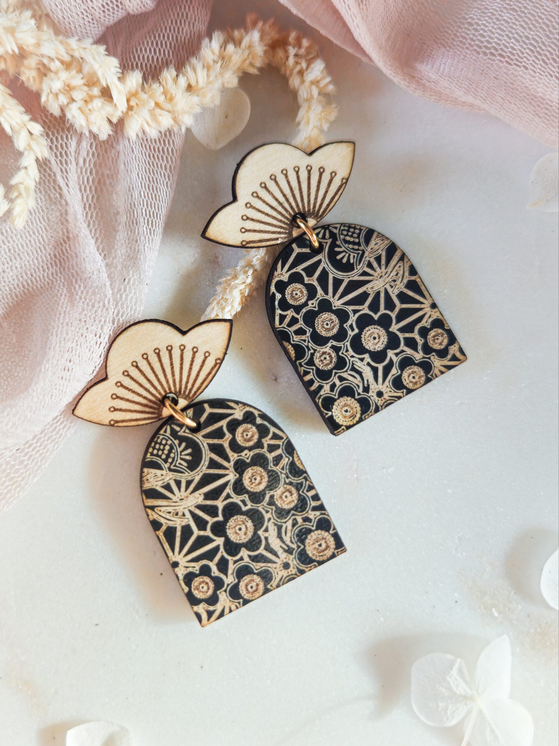 1000074863.jpg Boucles d'oreilles Arche Sakura en bois et bois noir rondes - bijoux de créateur fleurs de cerisier – Image 3