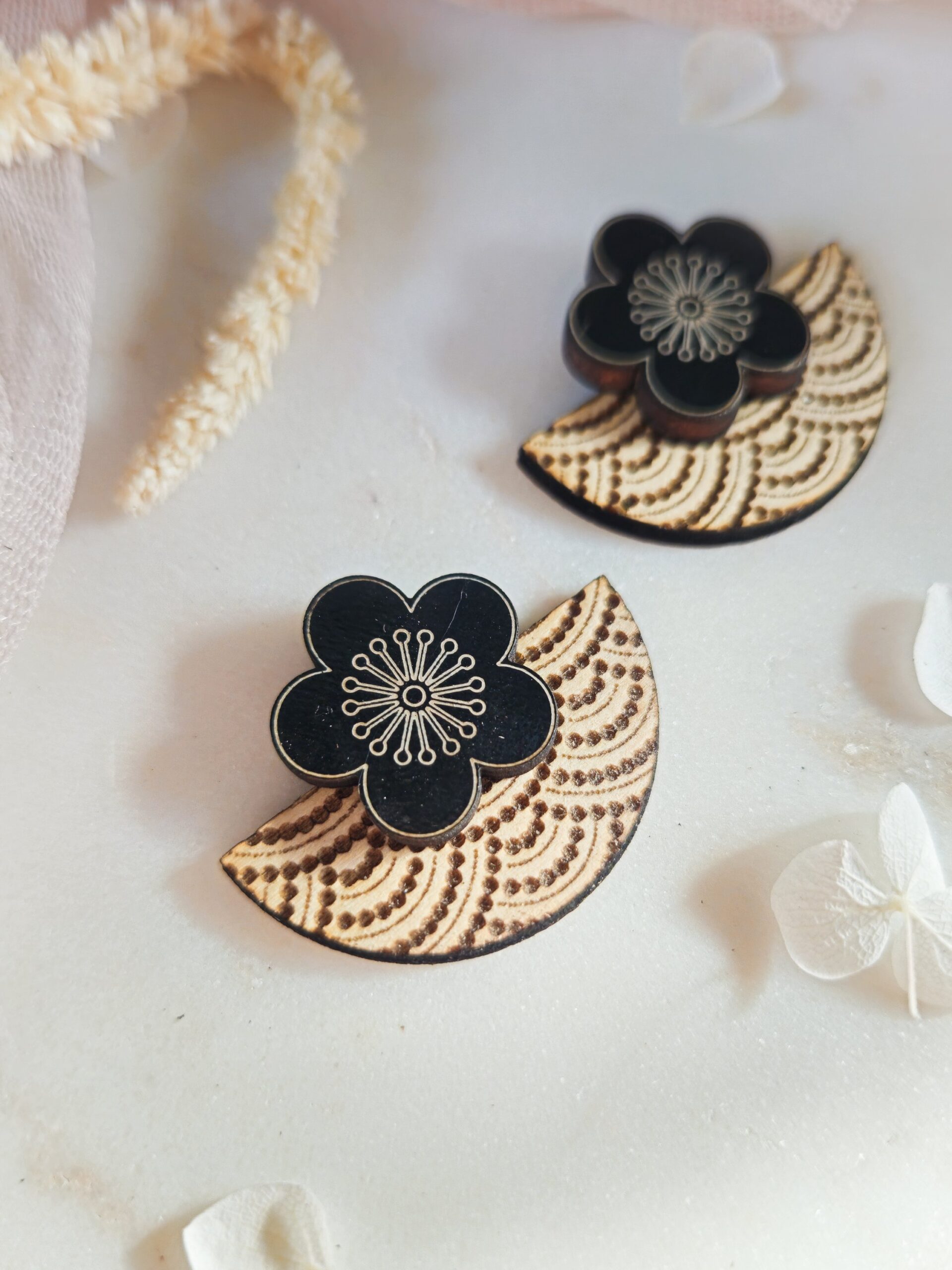1000074865.jpg Boucles d'oreilles éventail et sakura en bois et bois noir - fleurs de cerisier et demi lune – Image 1