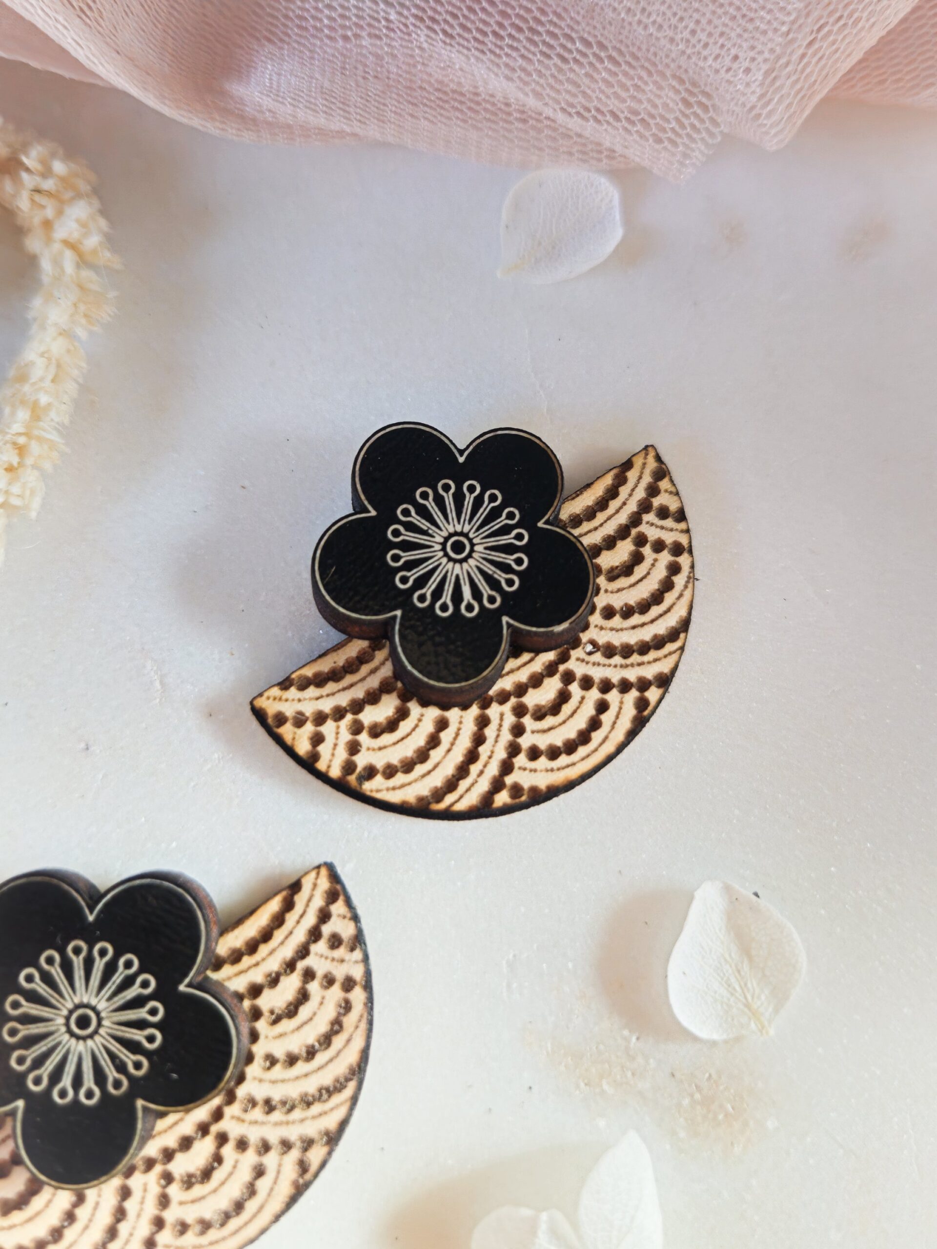 1000074867.jpg Boucles d'oreilles éventail et sakura en bois et bois noir - fleurs de cerisier et demi lune – Image 4