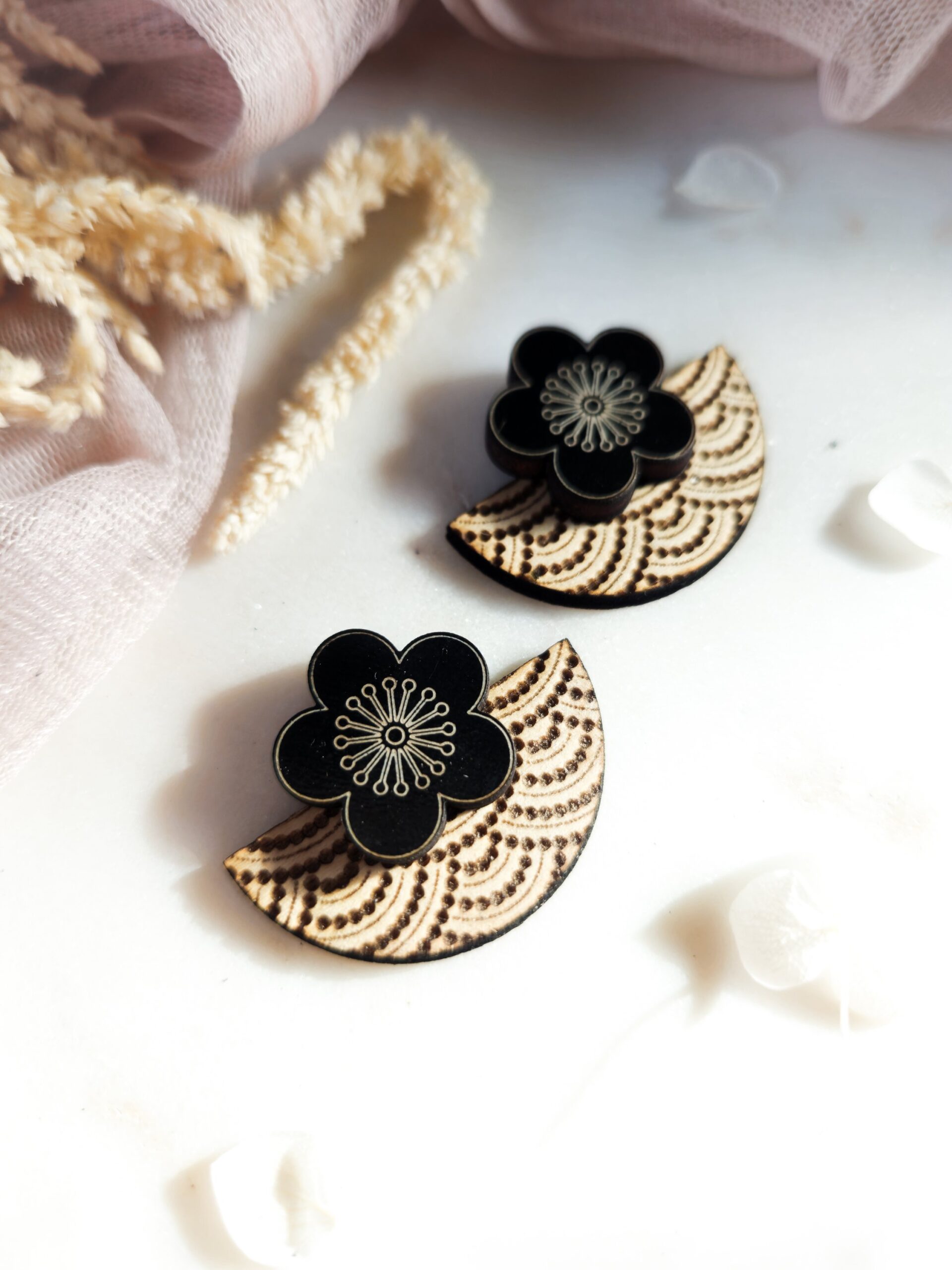 1000074869.jpg Boucles d'oreilles éventail et sakura en bois et bois noir - fleurs de cerisier et demi lune – Image 5