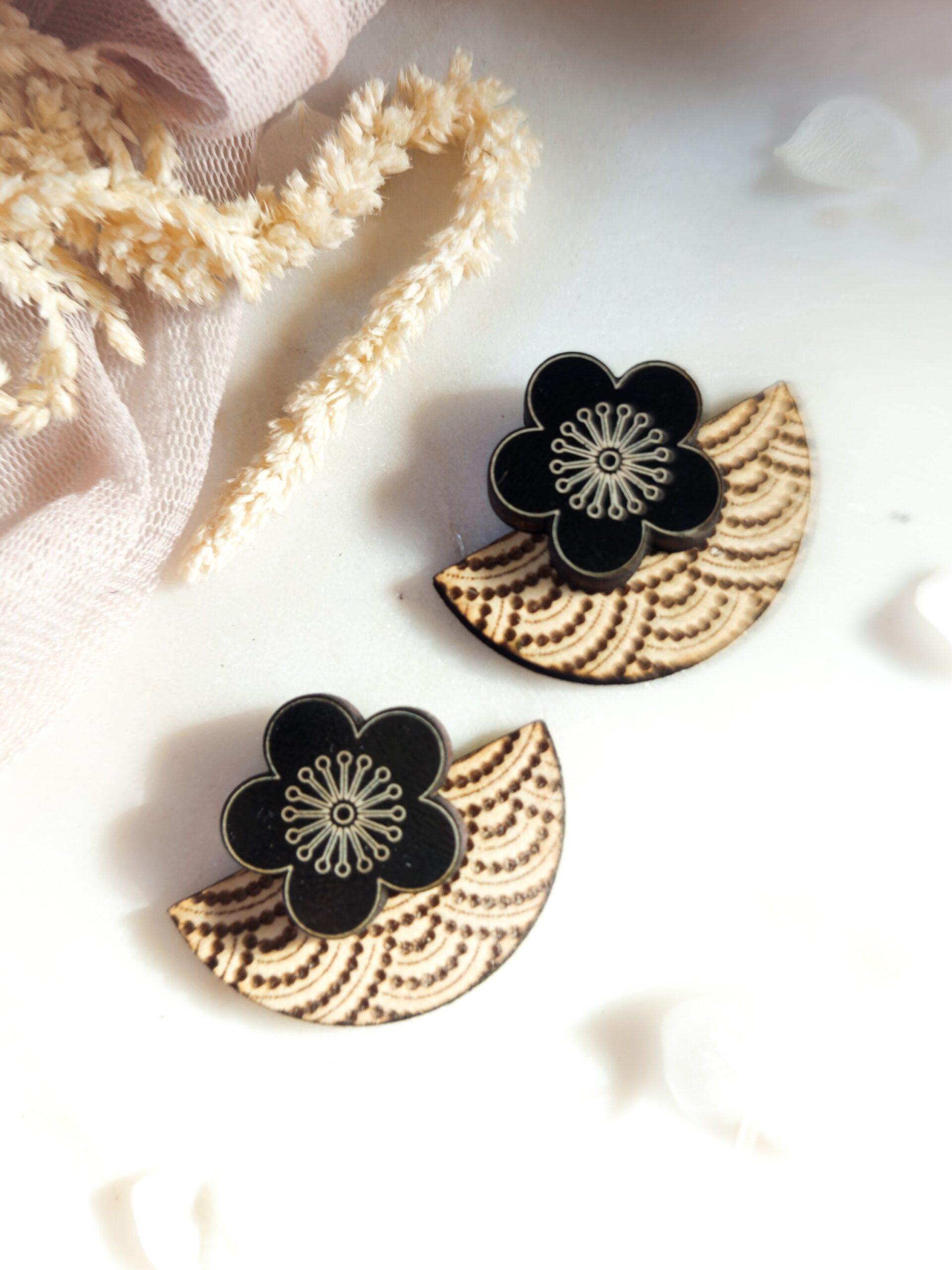 1000074871.jpg Boucles d'oreilles éventail et sakura en bois et bois noir - fleurs de cerisier et demi lune – Image 3