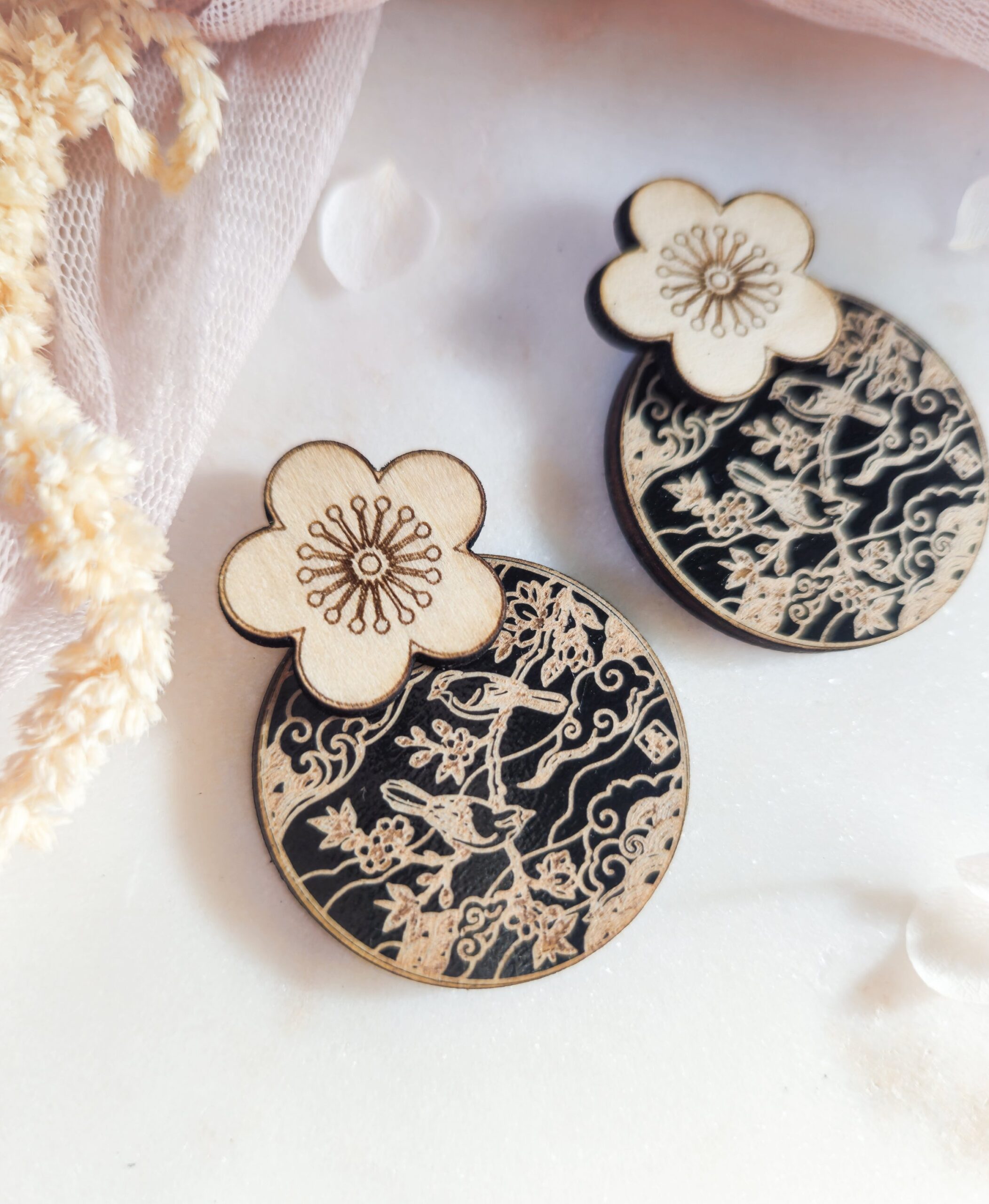1000074887.jpg Boucles d'oreilles Estampe fleurie en bois et bois noir rondes - fleurs de cerisier et oiseaux. – Image 4