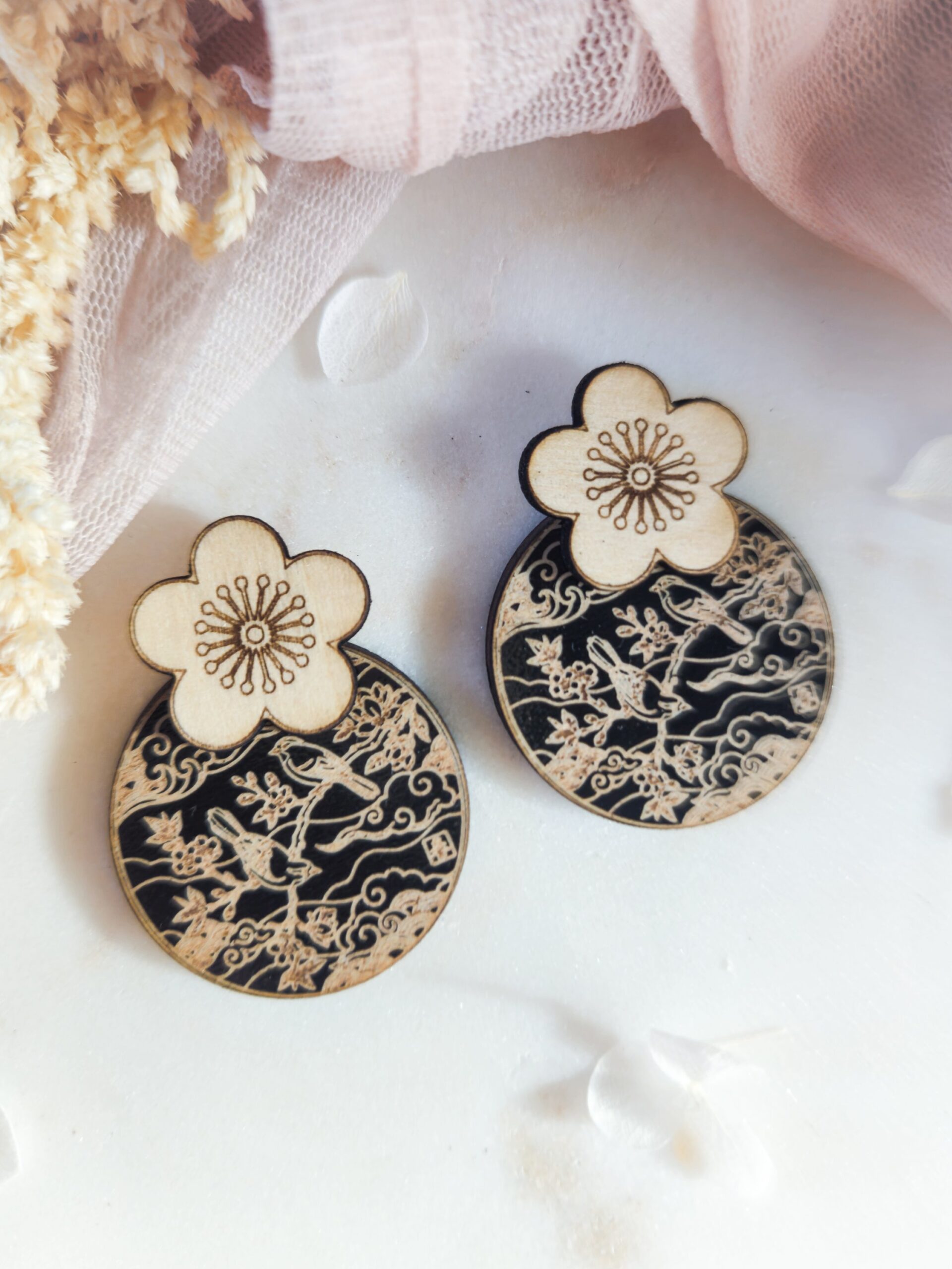 1000074889.jpg Boucles d'oreilles Estampe fleurie en bois et bois noir rondes - fleurs de cerisier et oiseaux. – Image 3