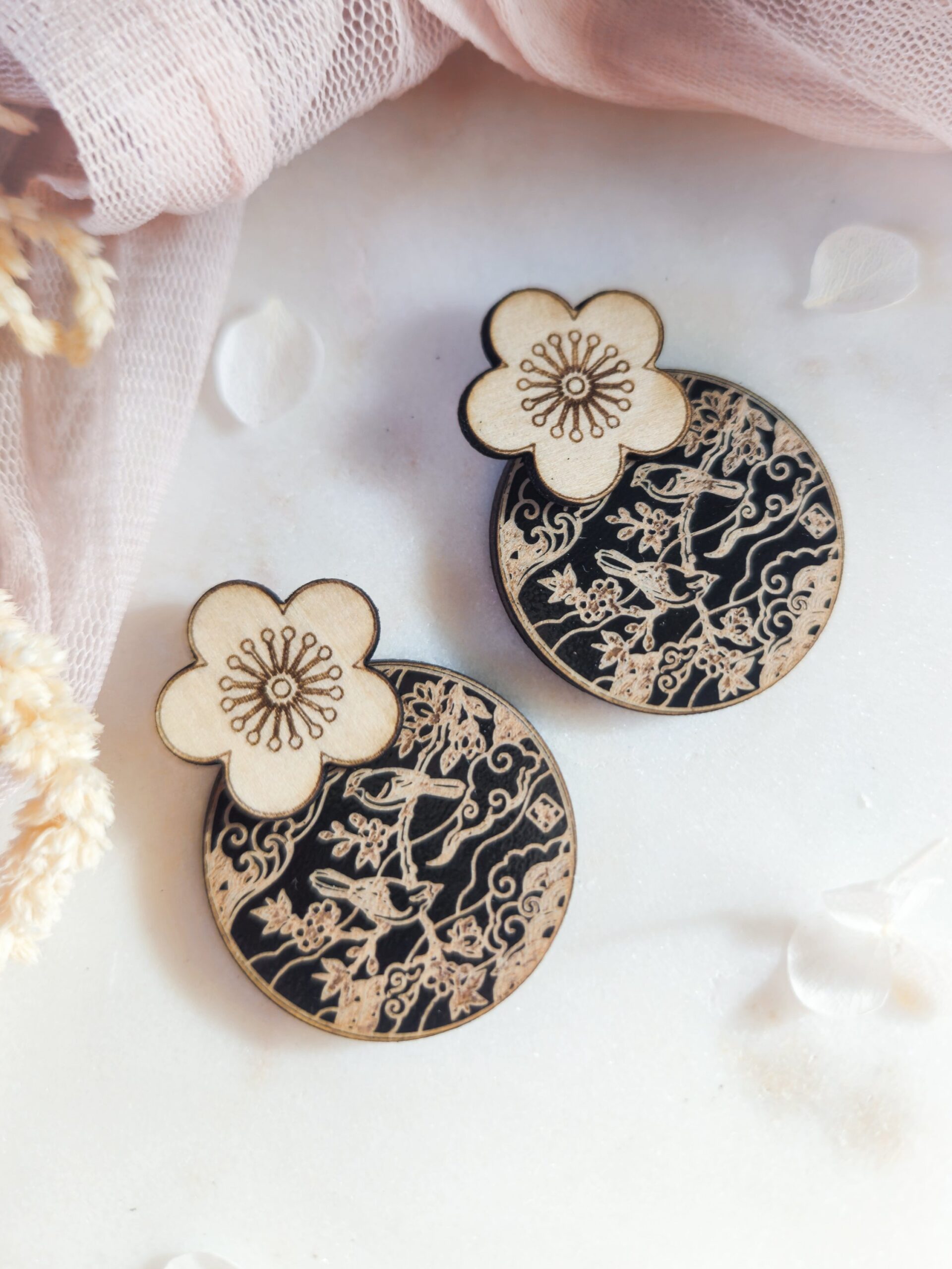 1000074891.jpg Boucles d'oreilles Estampe fleurie en bois et bois noir rondes - fleurs de cerisier et oiseaux. – Image 2