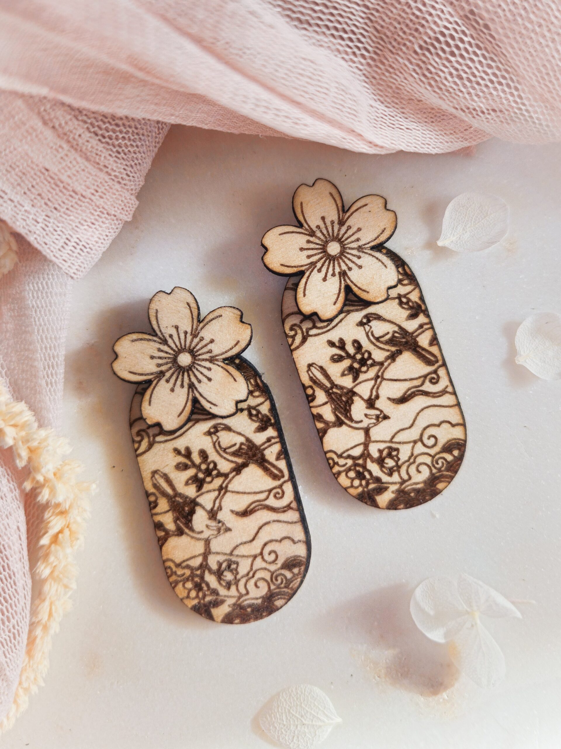 1000074893.jpg Boucles d'oreilles Estampe fleurie en bois ovale - fleurs de cerisier et oiseaux. – Image 1