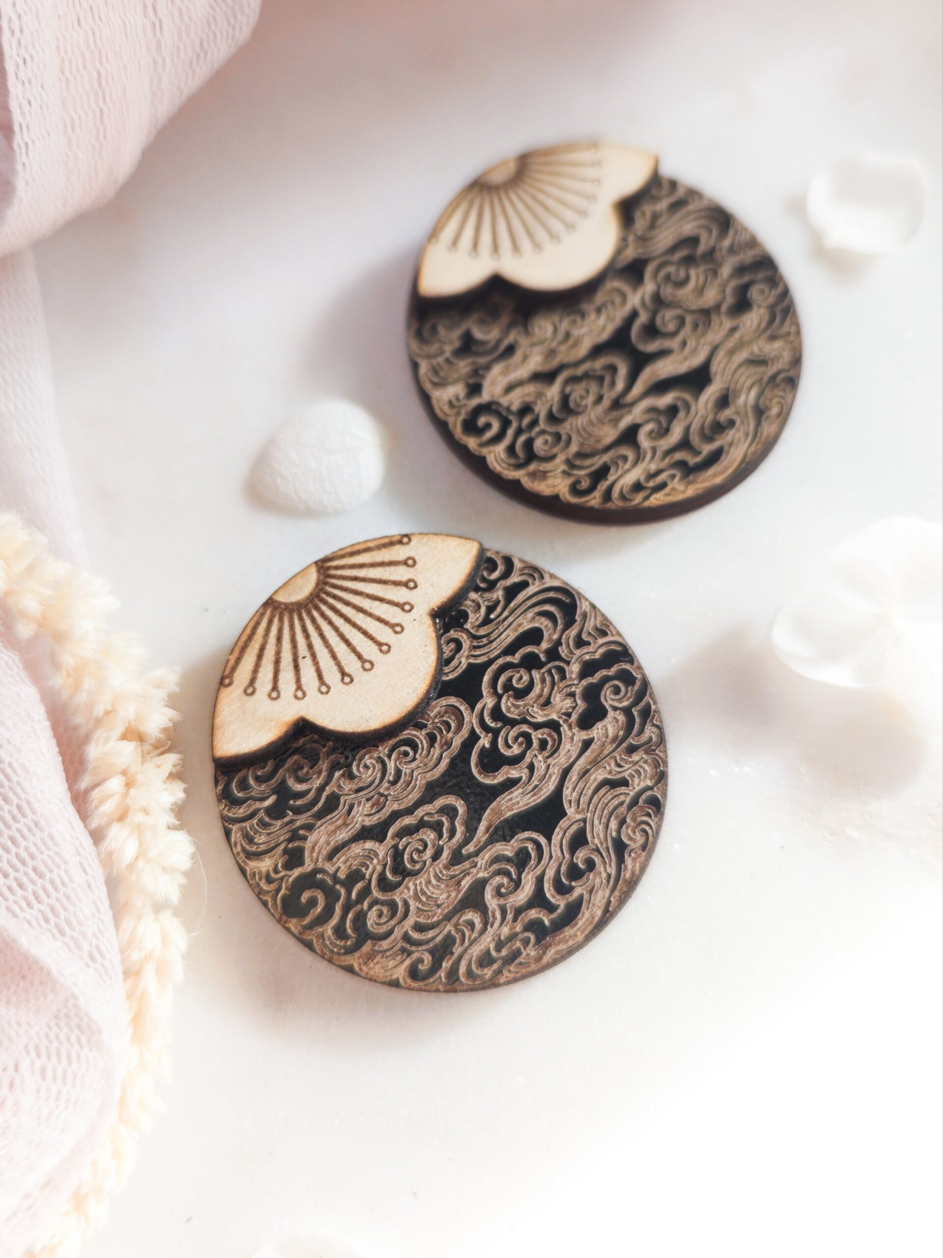 1000074895.jpg Boucles d'oreilles Nuage de Sakura en bois et bois noir. – Image 5